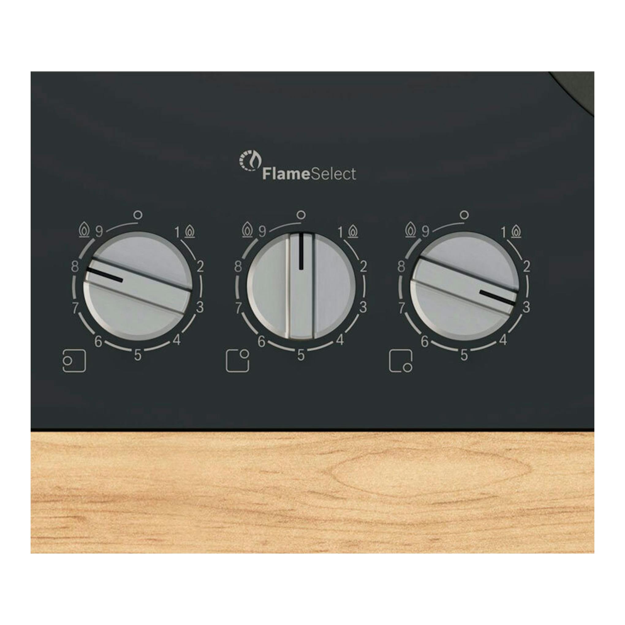 Vista frontal de placa Bosch PPC6A6I10 negra con tres mandos giratorios FlameSelect y base de madera.