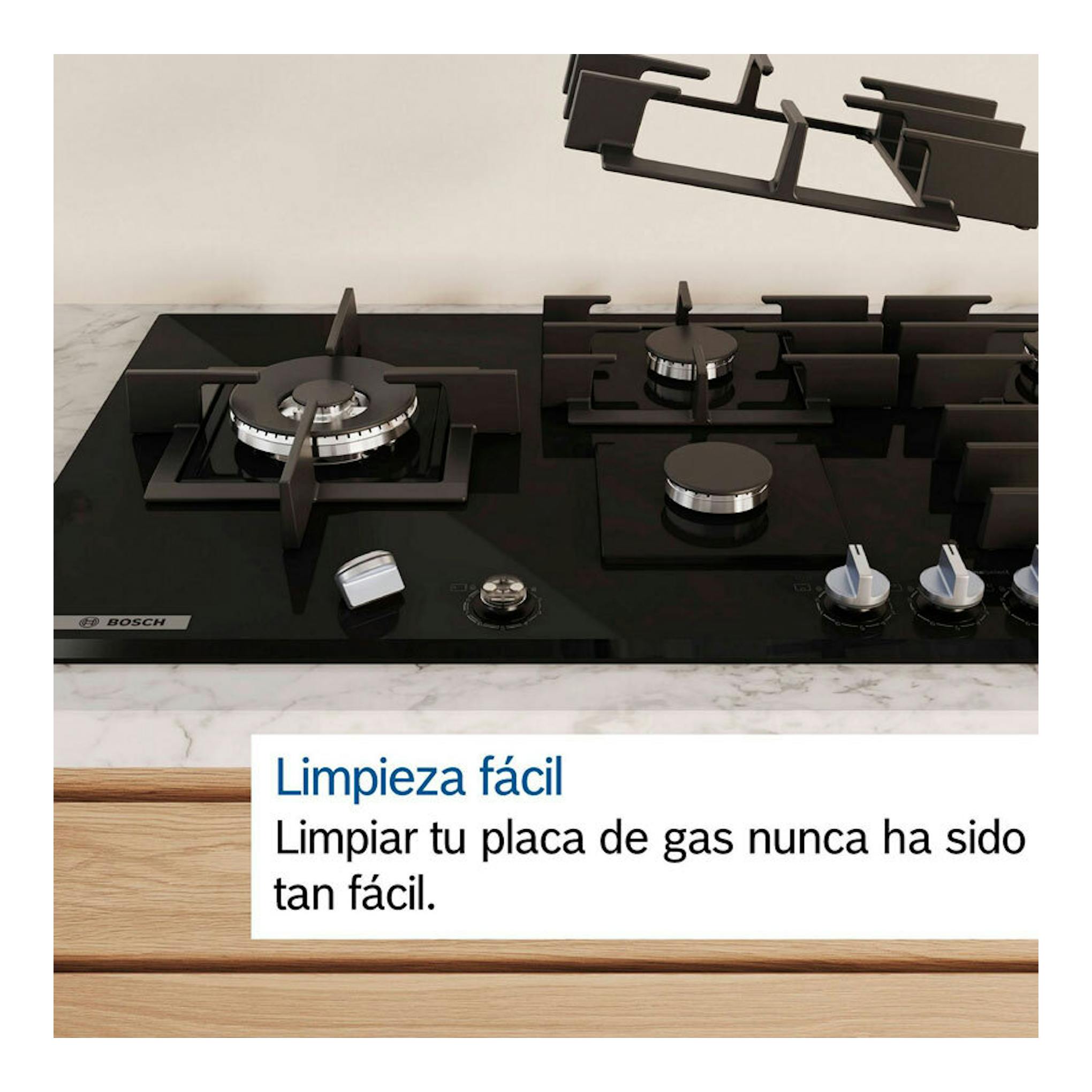 Placa de gas Bosch PPH6A6I10 negra de cristal, vista frontal con cuatro quemadores y mandos metálicos.