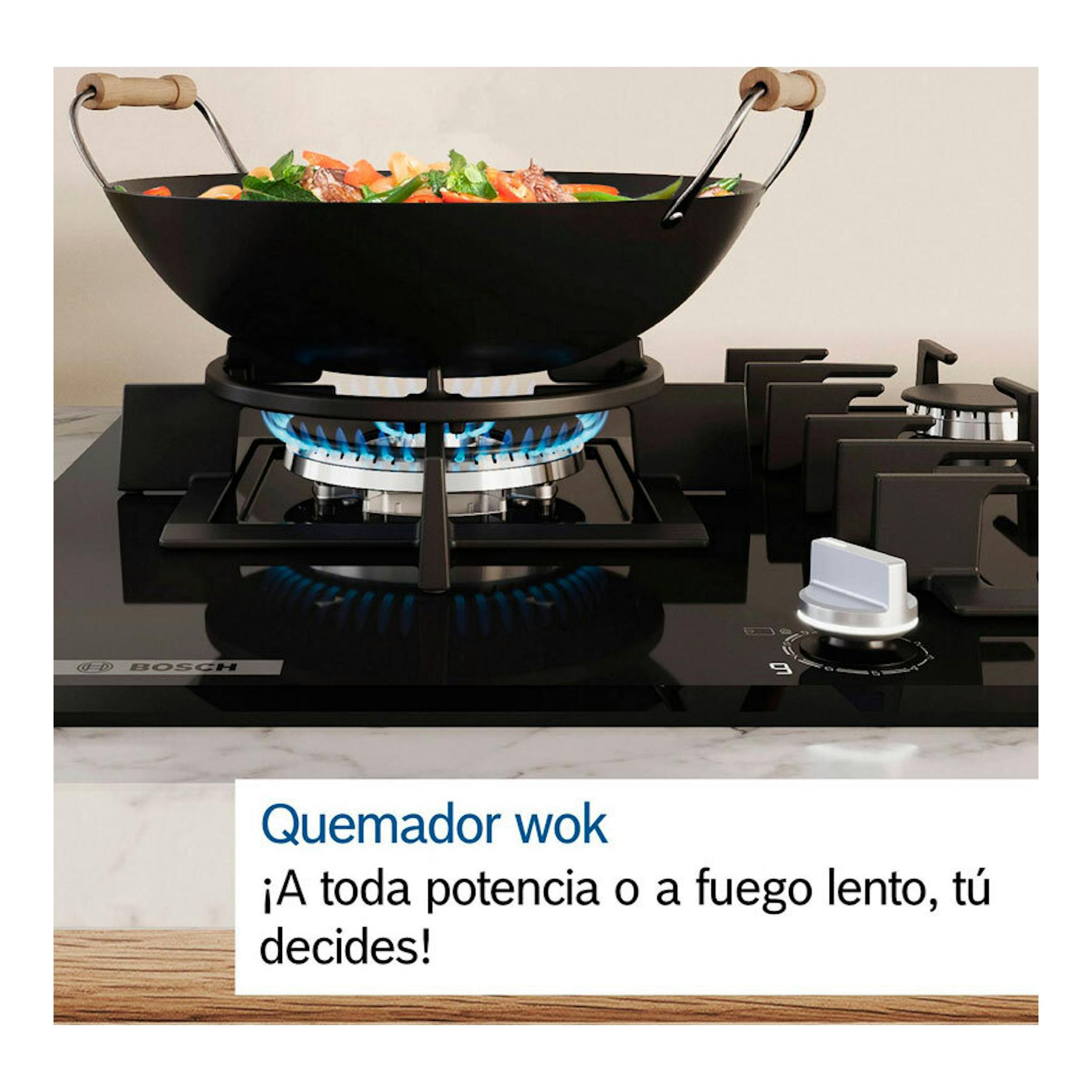 Placa de gas de cristal Bosch PPH6A6I10 negra, vista frontal, con wok y llama azul.
