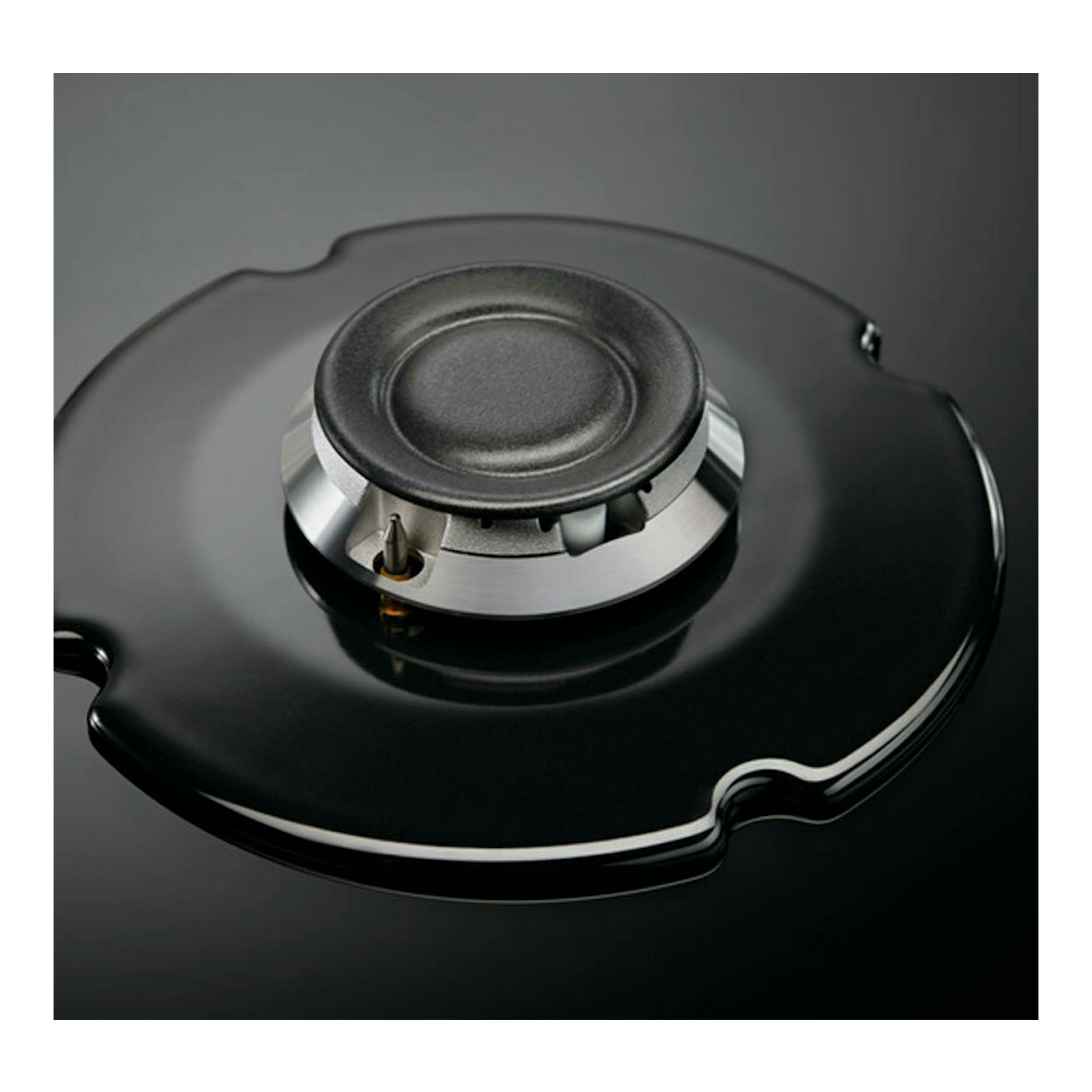 Placa de gas Electrolux EGG64272K, vista cenital de un quemador sobre cristal negro.