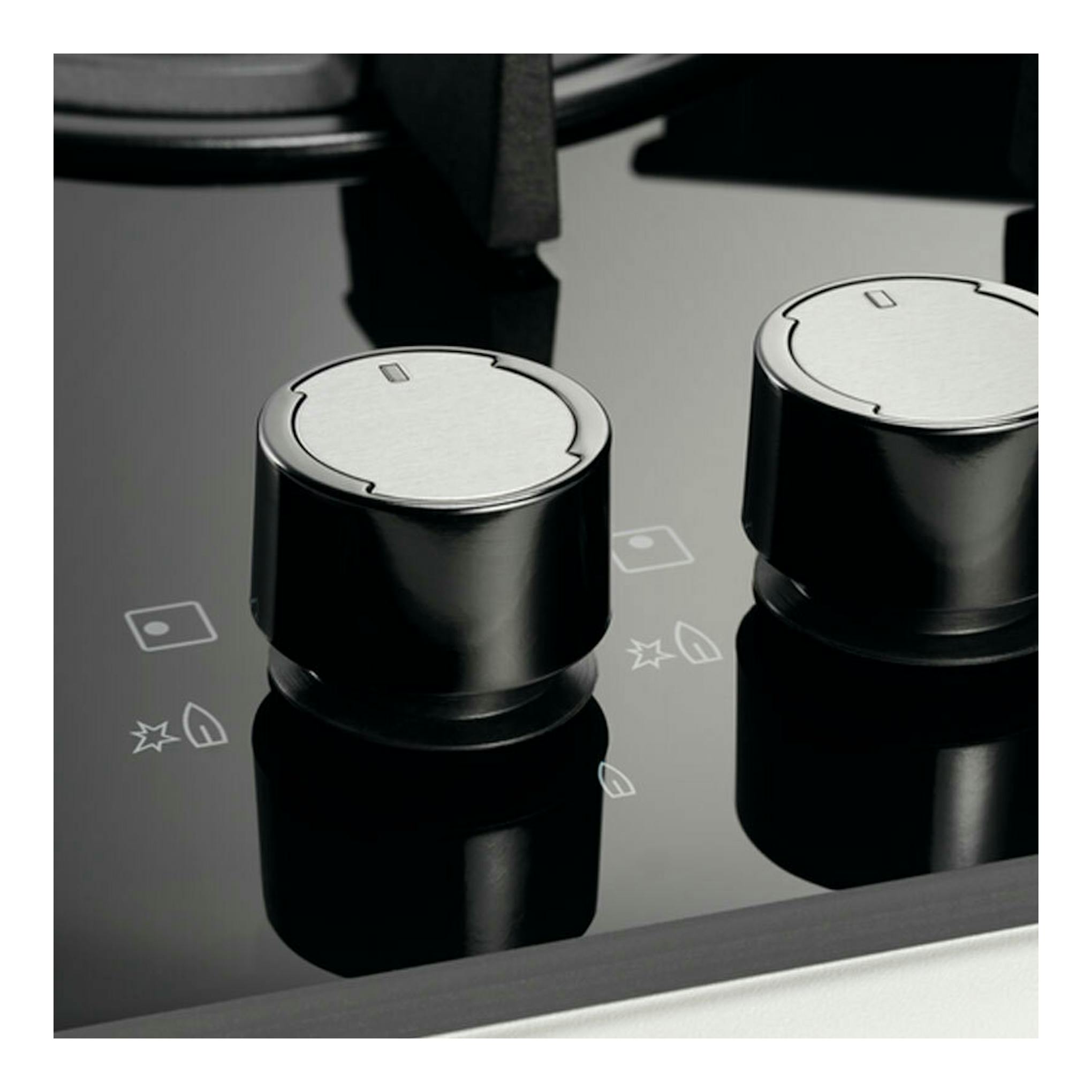 Placa de cristal negra Electrolux KGE6633NOK, vista en primer plano, con dos mandos metálicos.