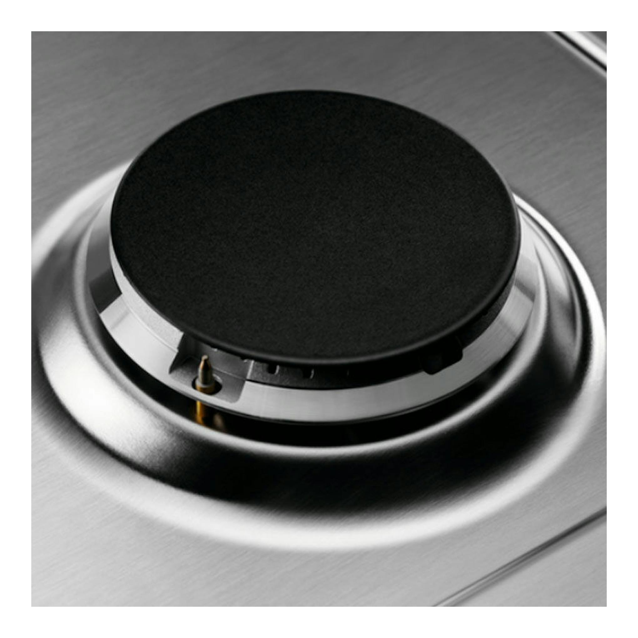 Electrolux KGS7536SX: primer plano de un quemador de gas negro sobre placa de acero inoxidable.