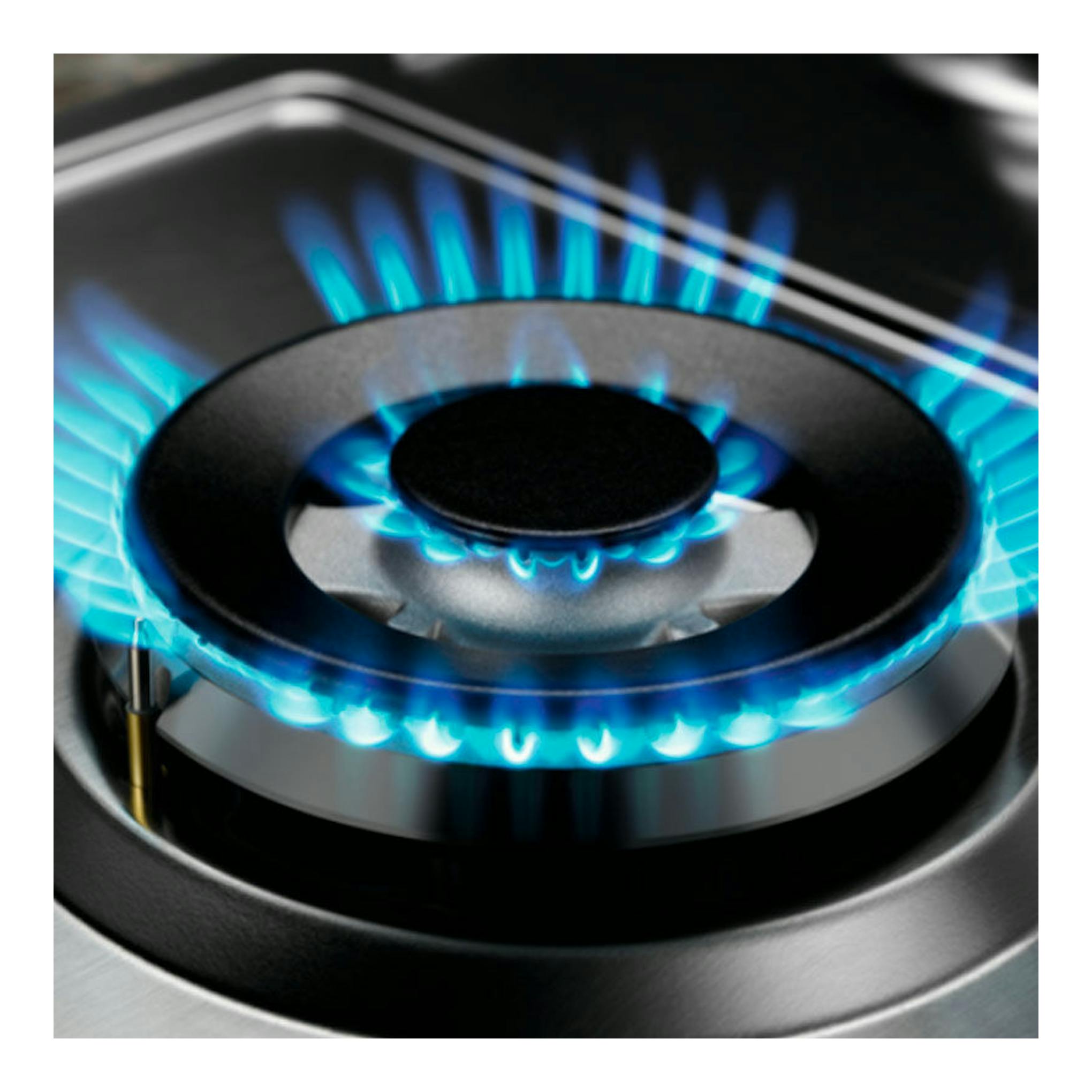 Placa de cristal Electrolux KGS7536SX con un quemador de gas encendido, vista en primer plano.