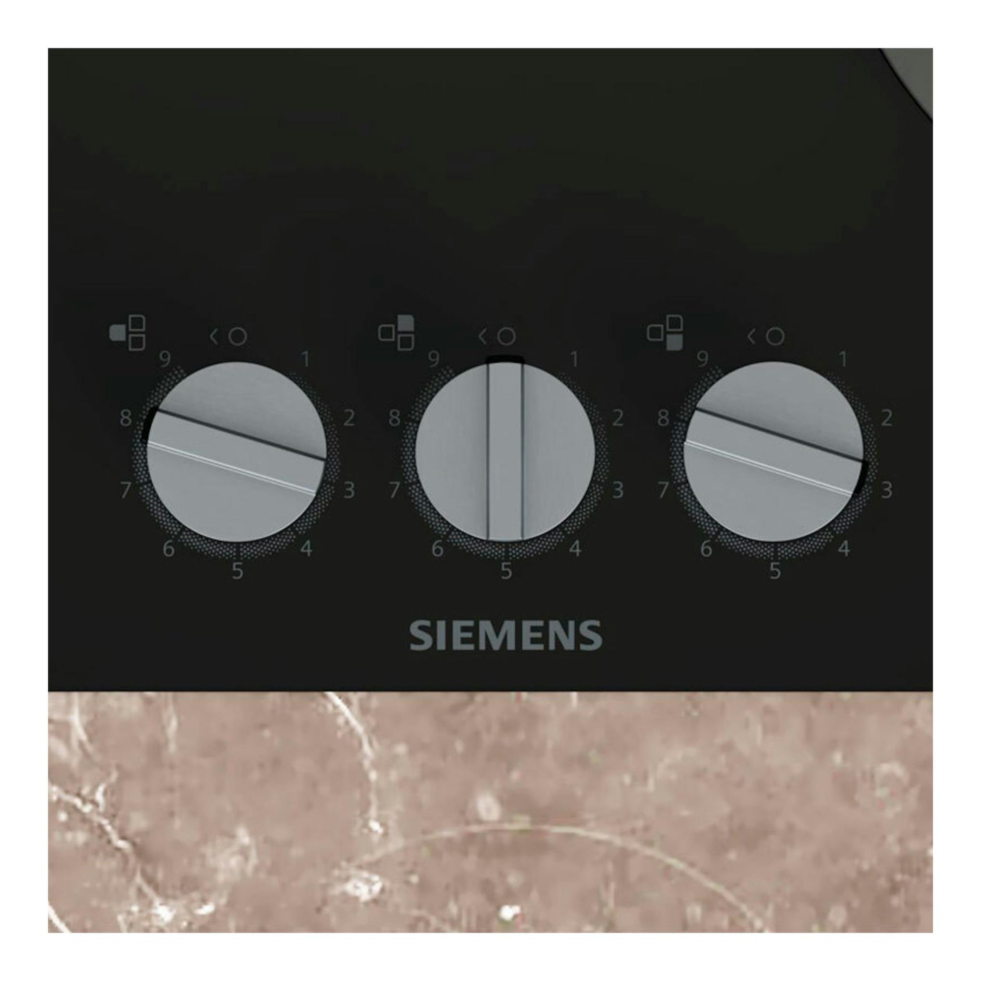 Placa de cocina Siemens EP6A6CI10 negra, vista frontal, con tres mandos circulares.
