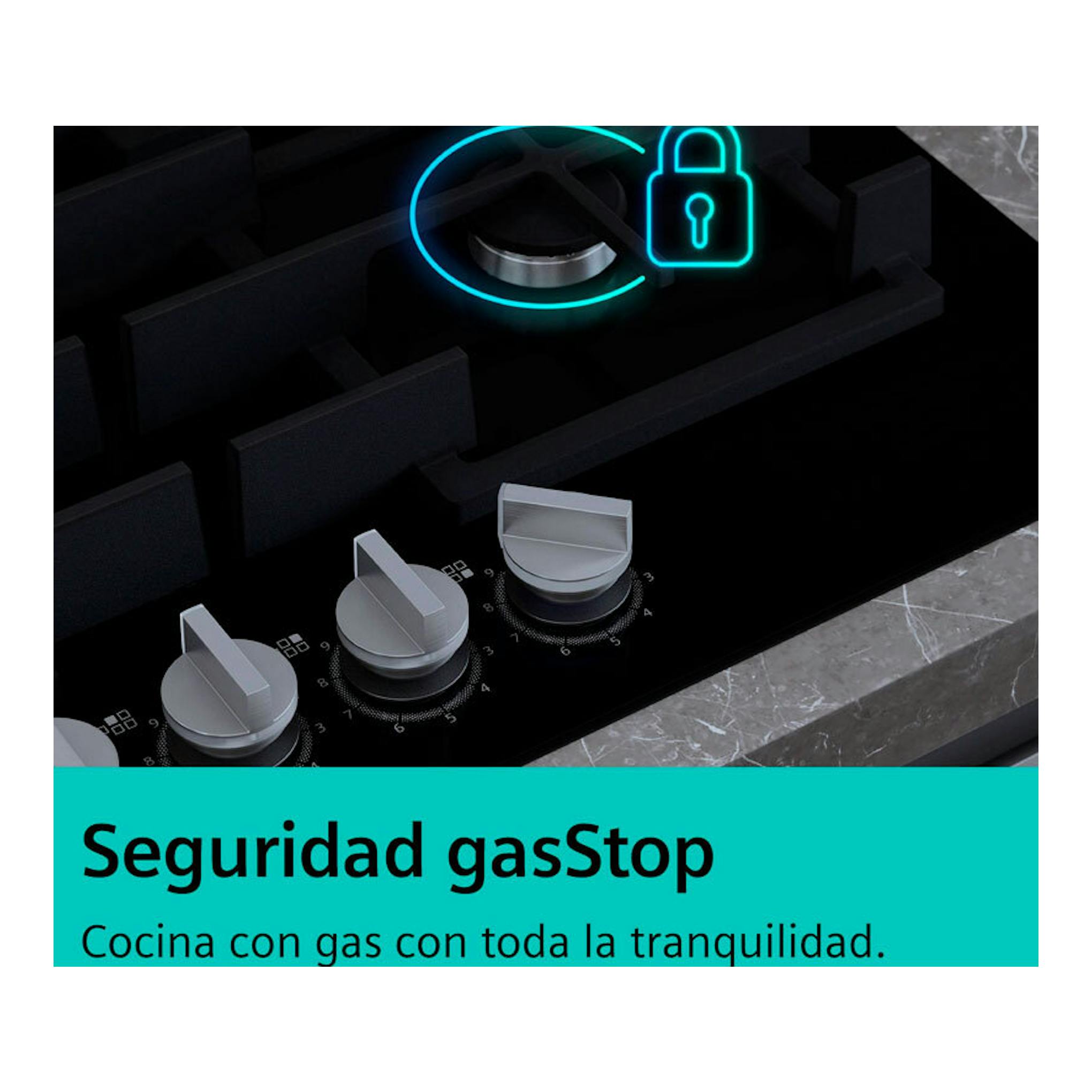 Placa de gas Siemens EP7A6QI40 de cristal negro, vista en ángulo, con mandos plateados y quemadores.