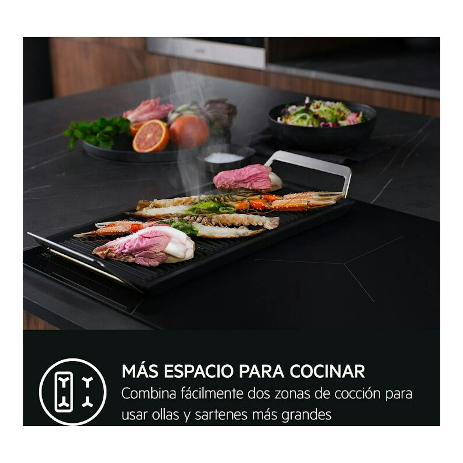 Placa de inducción AEG TI63IQ30FZ negra, vista en ángulo, con parrilla y alimentos sobre encimera.