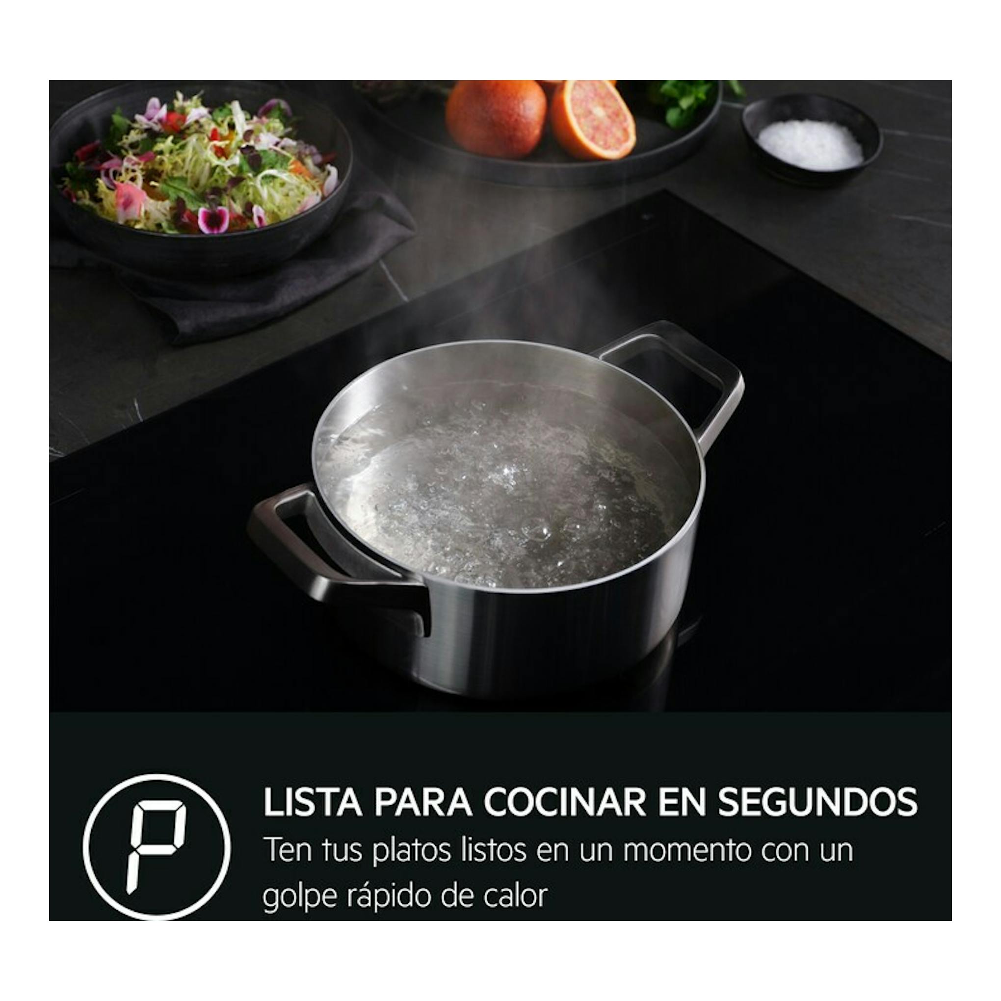 Placa de inducción AEG TI63IQ30FZ negra, vista oblicua, con una olla hirviendo sobre la superficie.