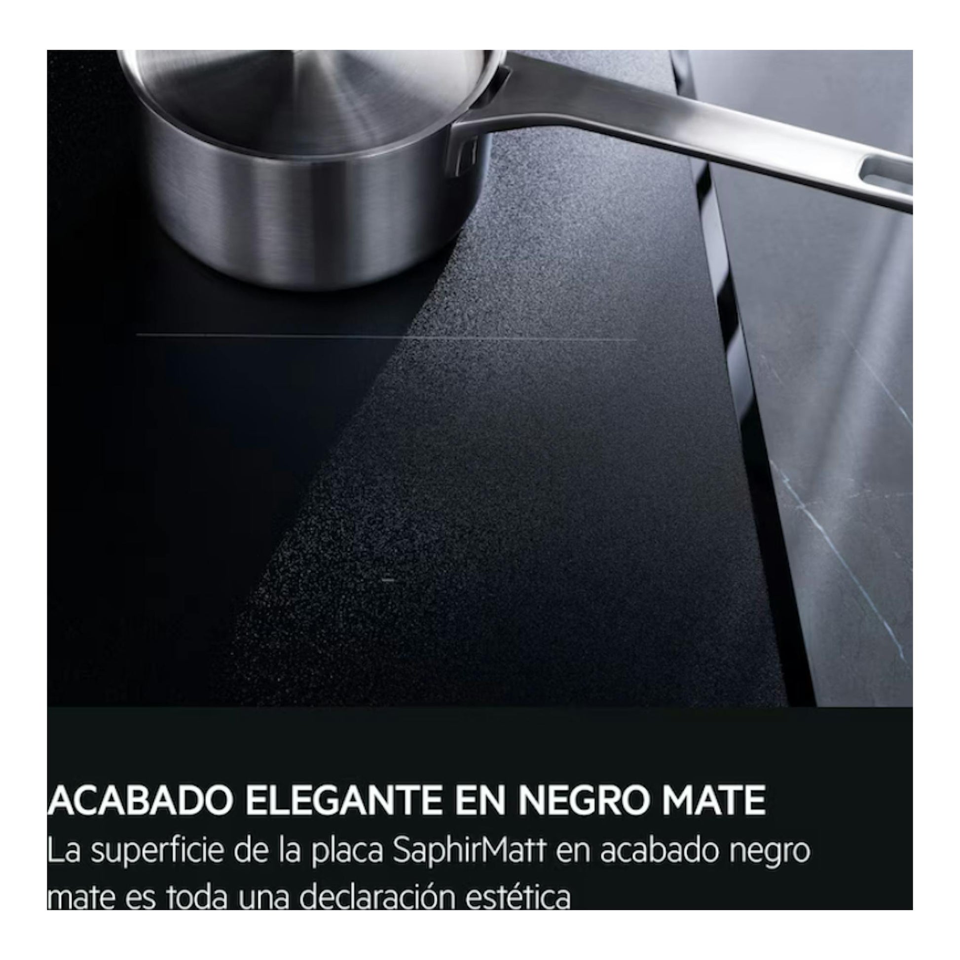 Placa de inducción AEG TI63IQ30FZ en negro mate, vista cenital parcial con cazo de acero.