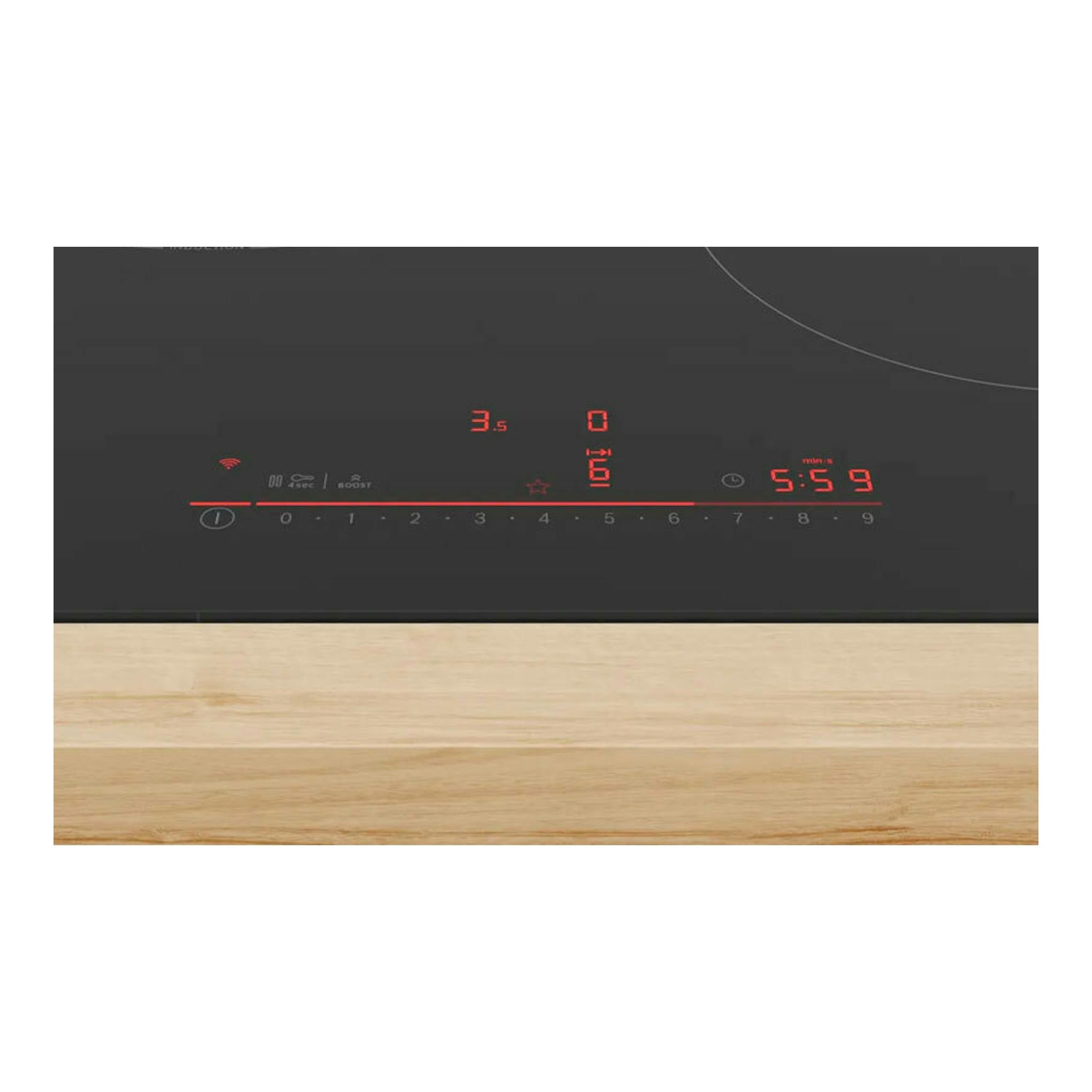 Placa de inducción Bosch PID61RHB1E negra, vista cenital, con controles táctiles rojos y encimera de madera.