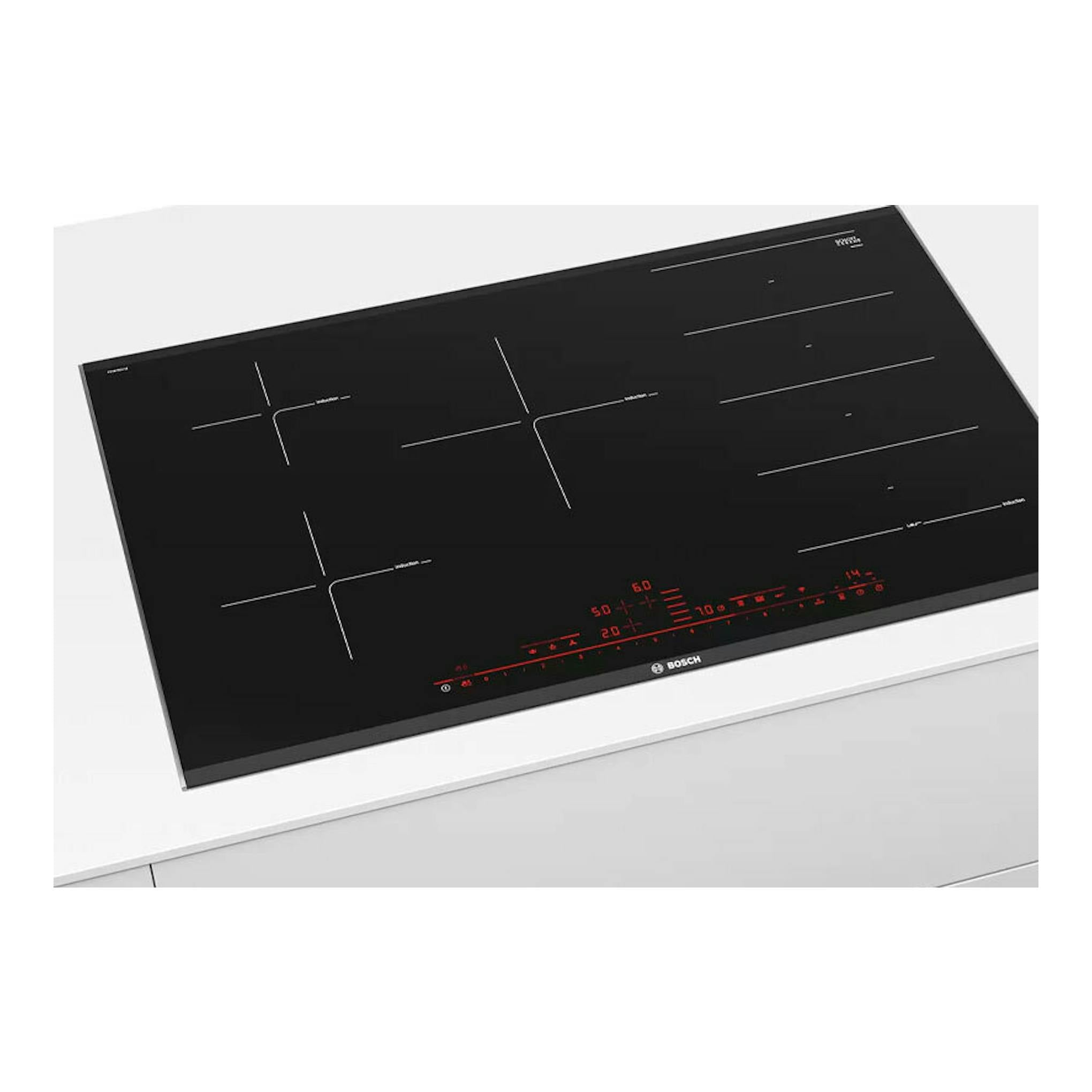 Placa de inducción Bosch PXV875DV1E negra de 80 cm, vista en ángulo, con mandos táctiles rojos.