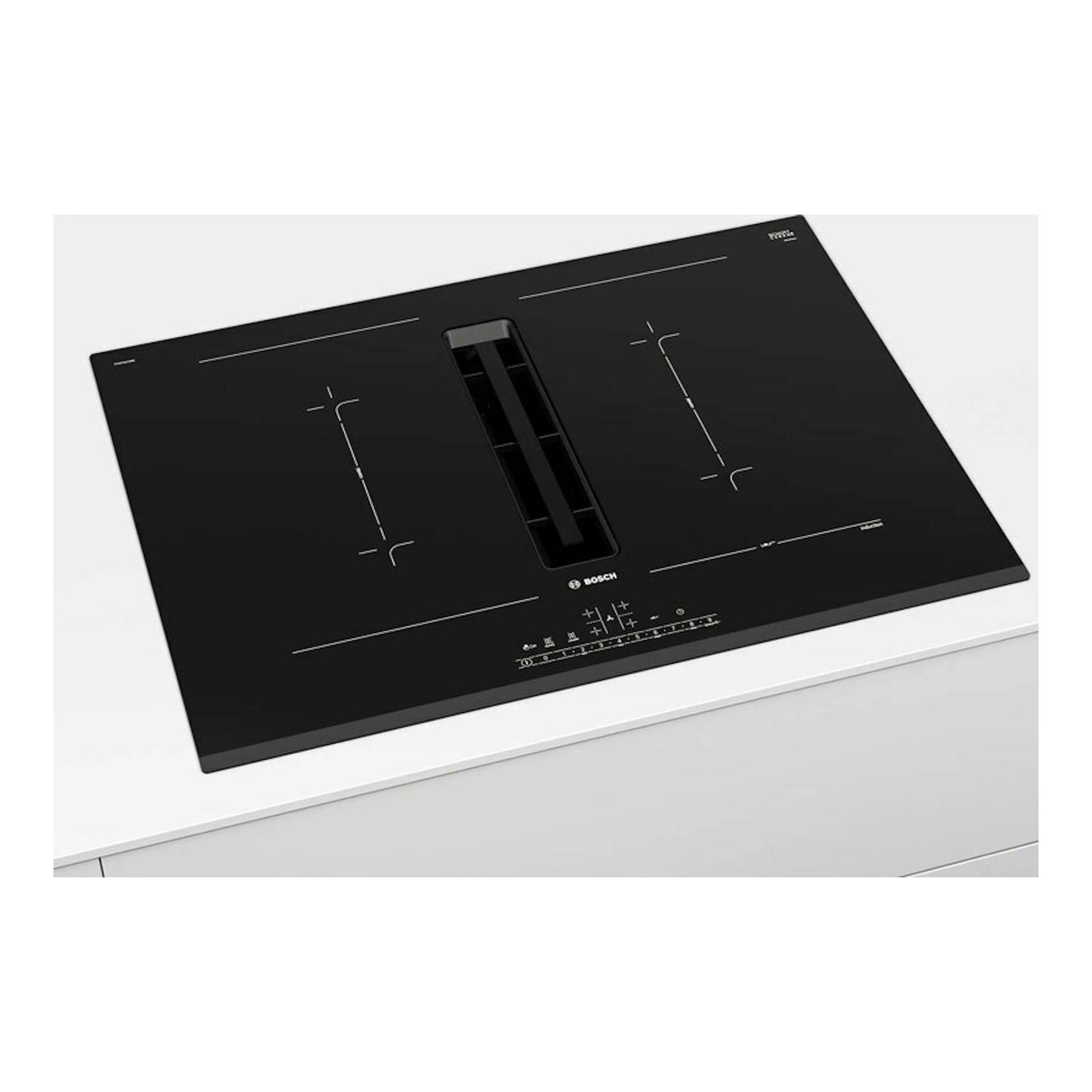 Placa de inducción Bosch PVQ731H26E negra con extractor central integrado, vista en perspectiva.