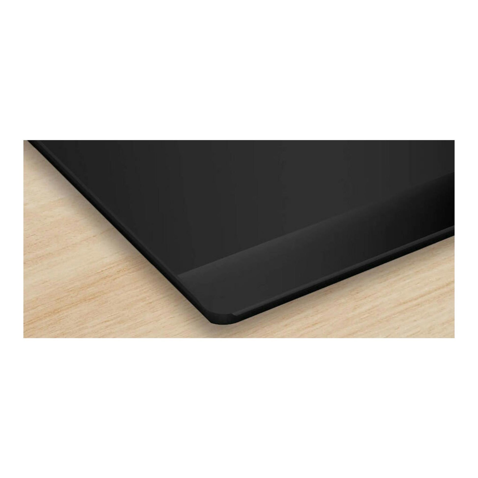 Bosch PVQ731H26E, placa de inducción negra, vista en esquina sobre encimera de madera.