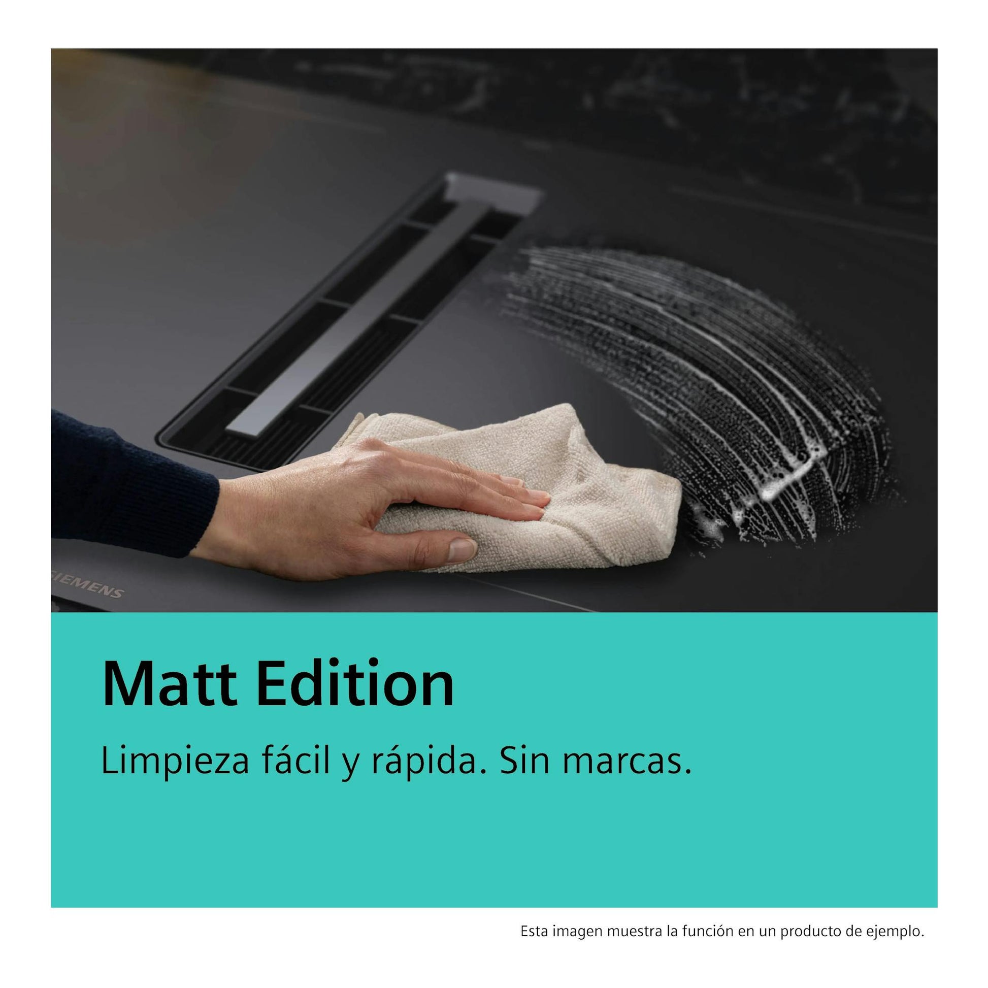 Placa de inducción Siemens EX81AHL26E negra con extractor integrado, vista parcial desde arriba y mano limpiando.