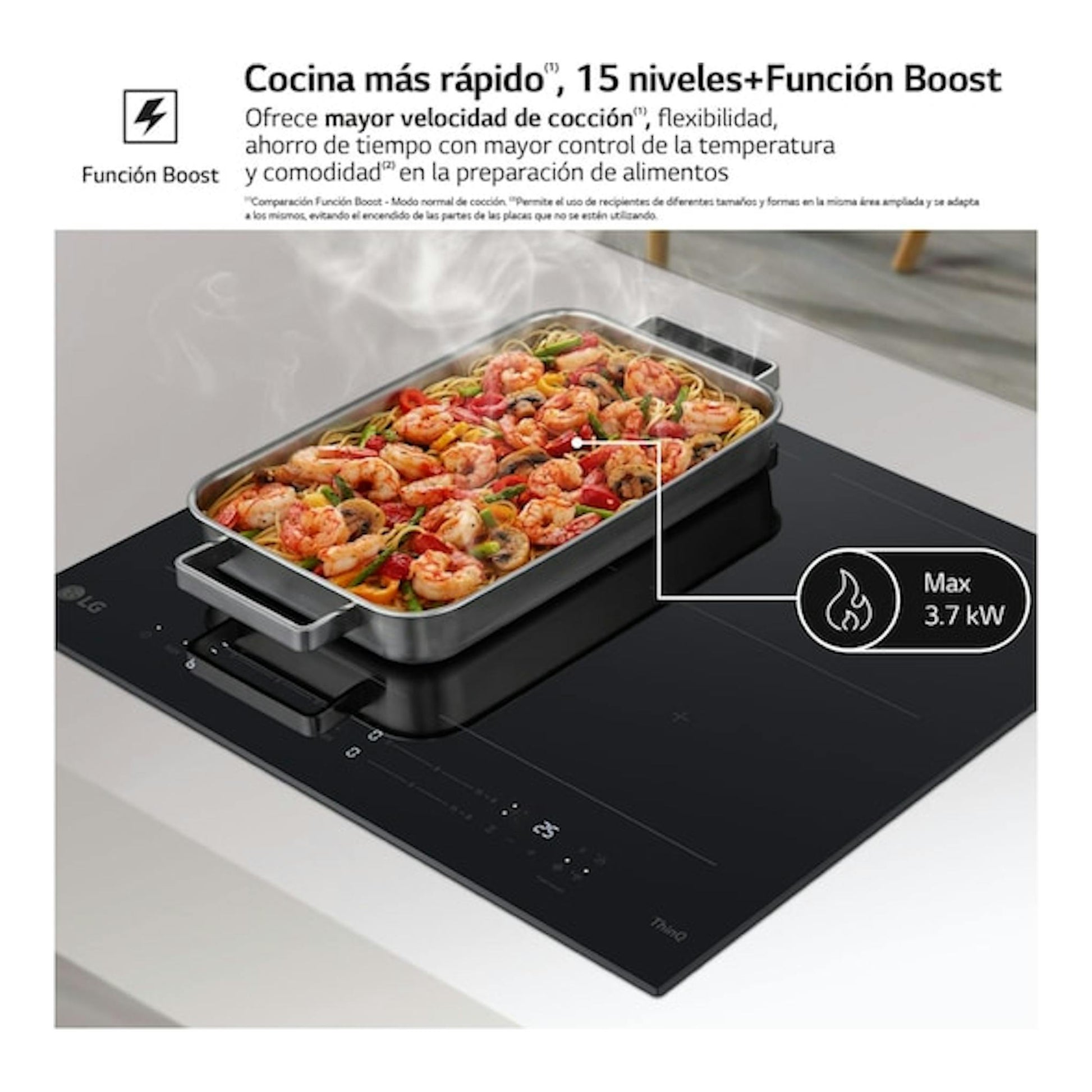 Placa de inducción LG CBIZ3035B negra, vista en ángulo, con sartén rectangular sobre la zona flexible.