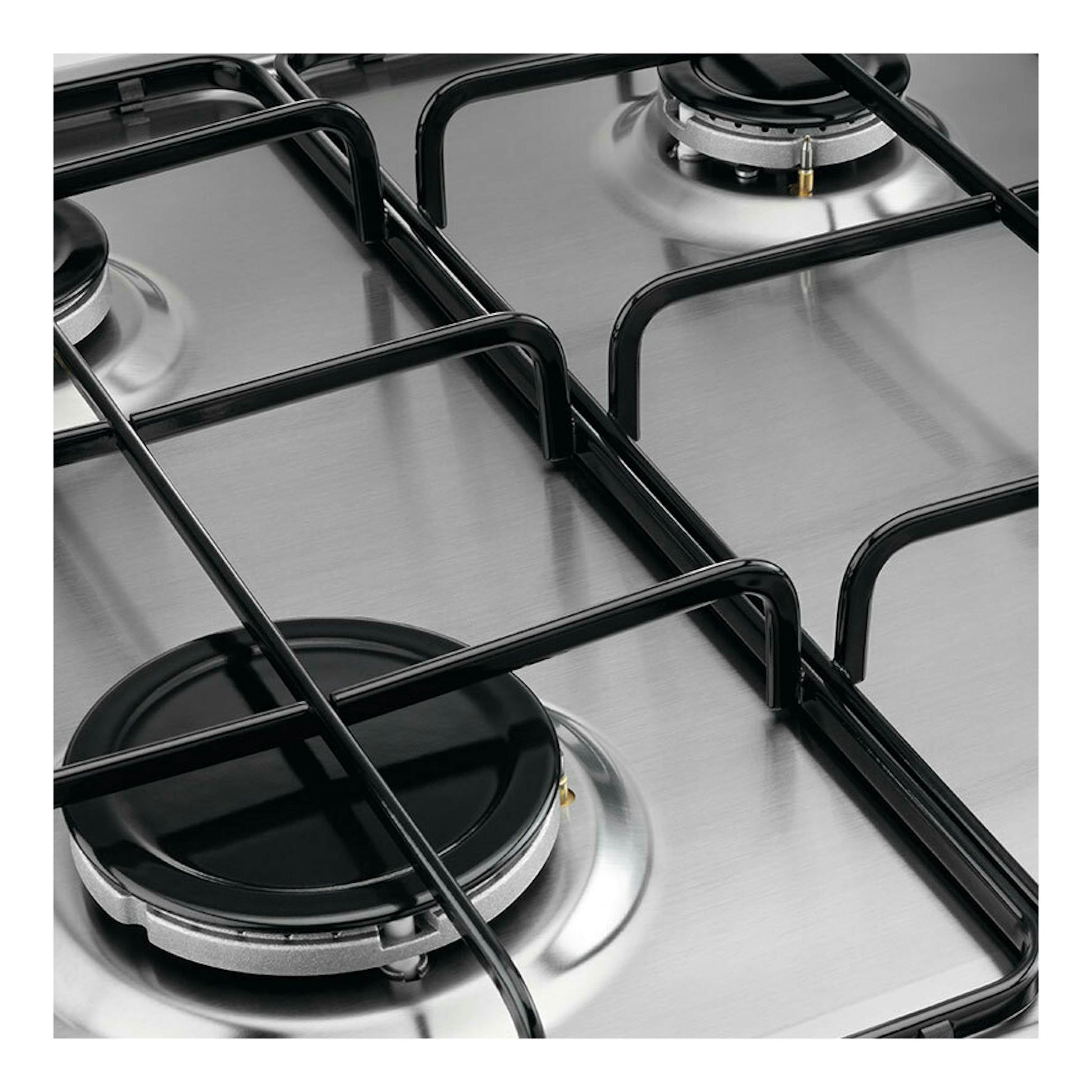Placa de gas Electrolux KGS6404SX en acero inoxidable, vista en primer plano con cuatro fuegos y parrillas negras.