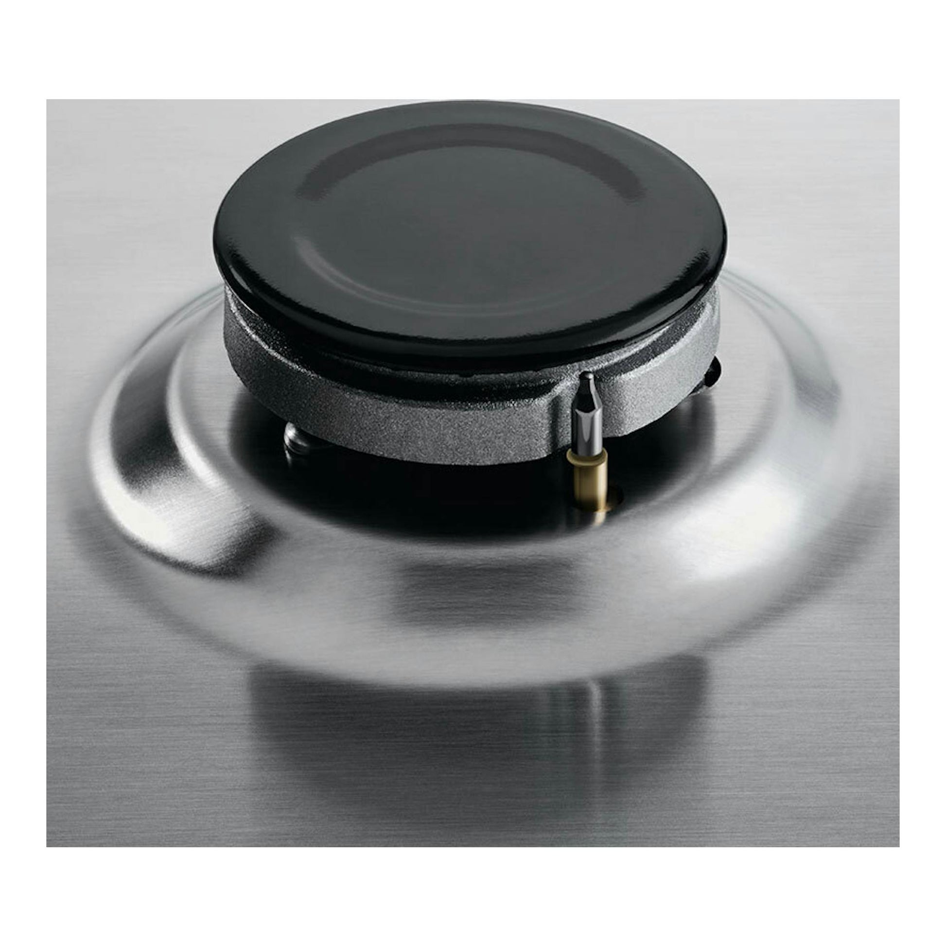 Placa de gas Electrolux KGS6404SX, primer plano de un quemador sobre superficie de acero inoxidable.