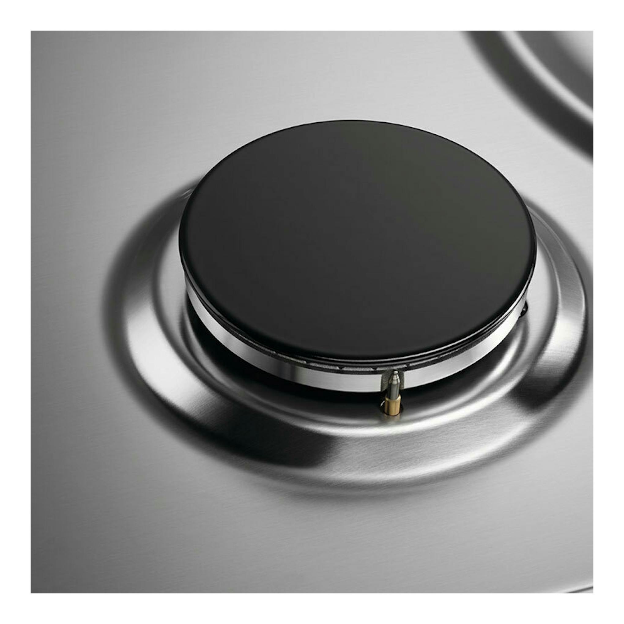 Electrolux KGS6404SX, primer plano de un quemador de placa de gas sobre superficie de acero inoxidable.