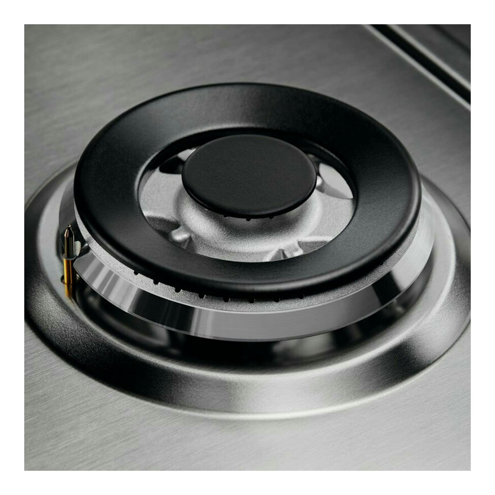 Electrolux KGS6436SX: primer plano de un quemador de placa de gas en acero inoxidable.