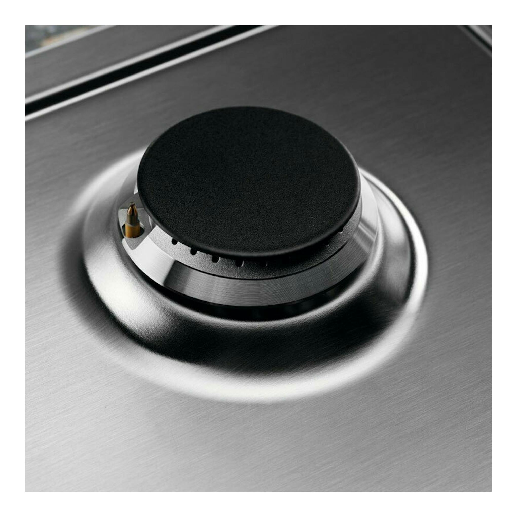 Placa de gas Electrolux KGS6436SX, primer plano de un quemador negro sobre superficie de acero inoxidable.