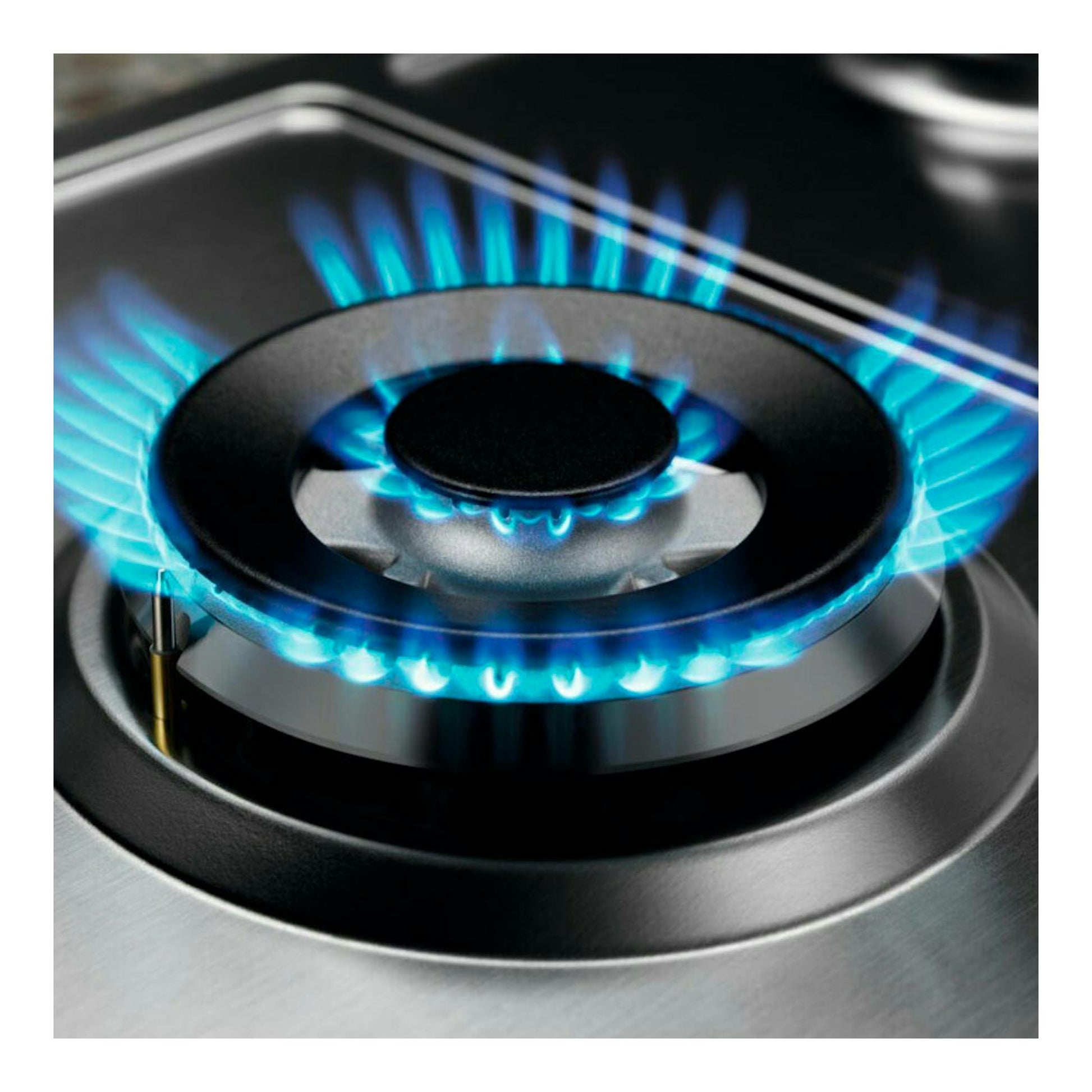 Placa de gas Electrolux KGS6436SX de acero inoxidable, vista en primer plano del quemador con llama azul.