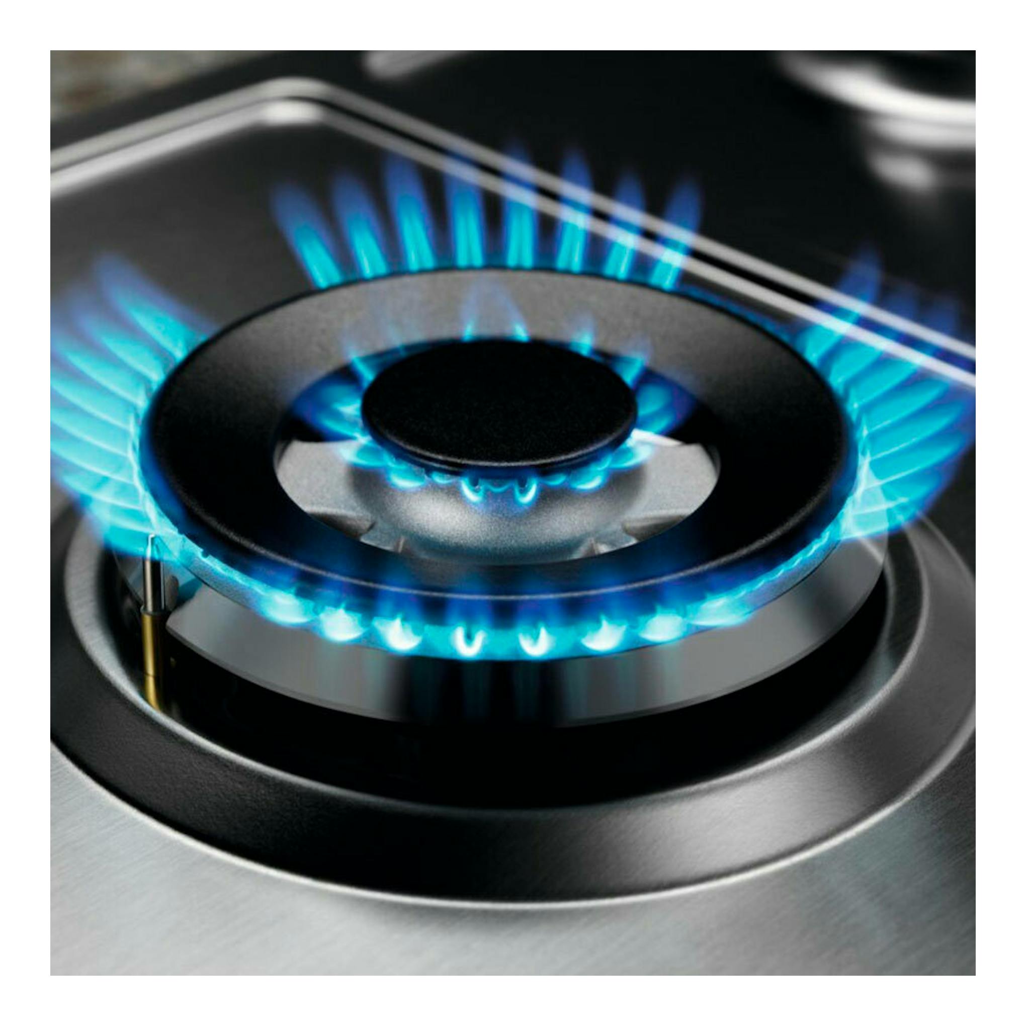 Placa de gas Electrolux KGS6436SX de acero inoxidable, vista en primer plano del quemador con llama azul.