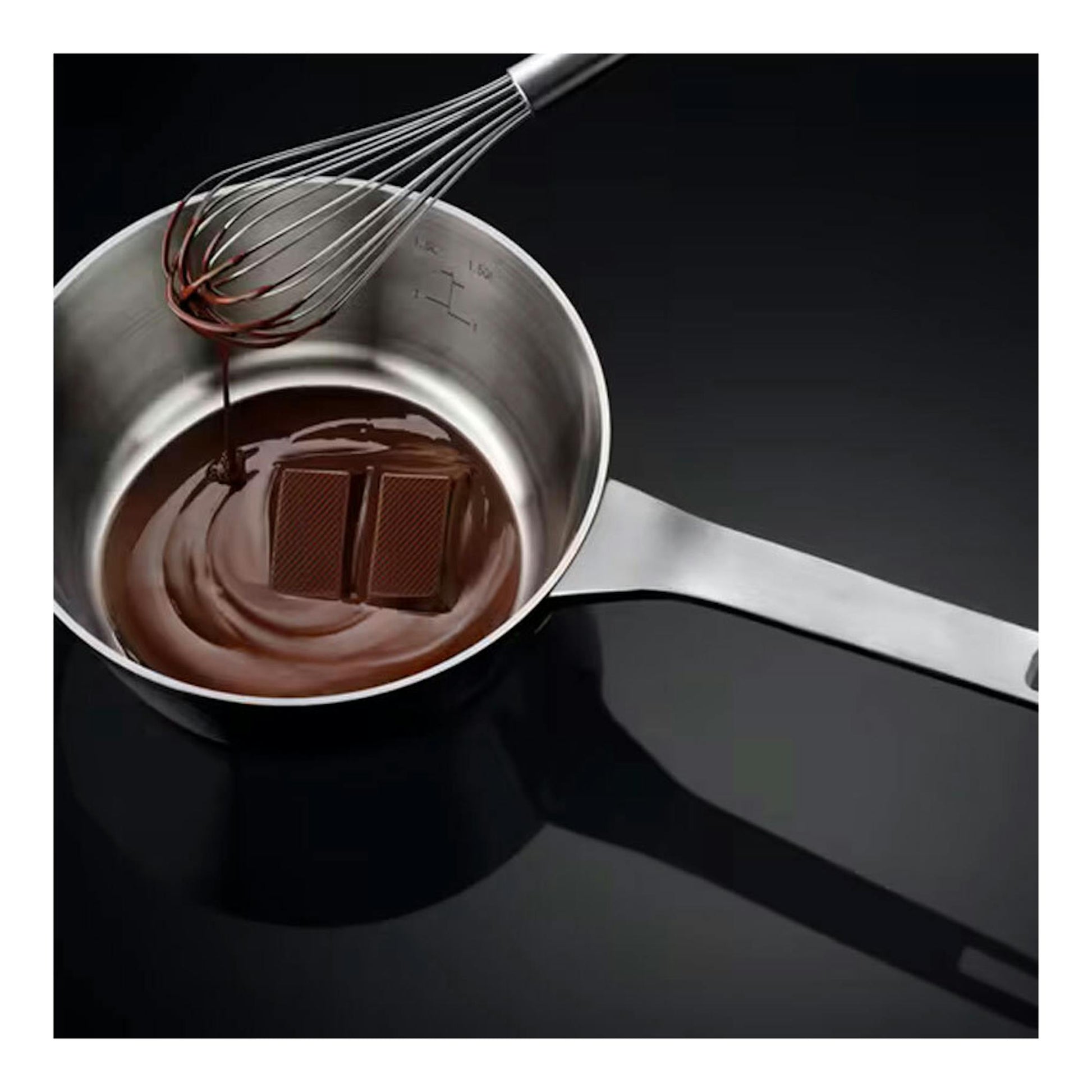 Placa de inducción AEG TI63IF00FB negra, vista cenital, con cazo de acero y chocolate fundido.