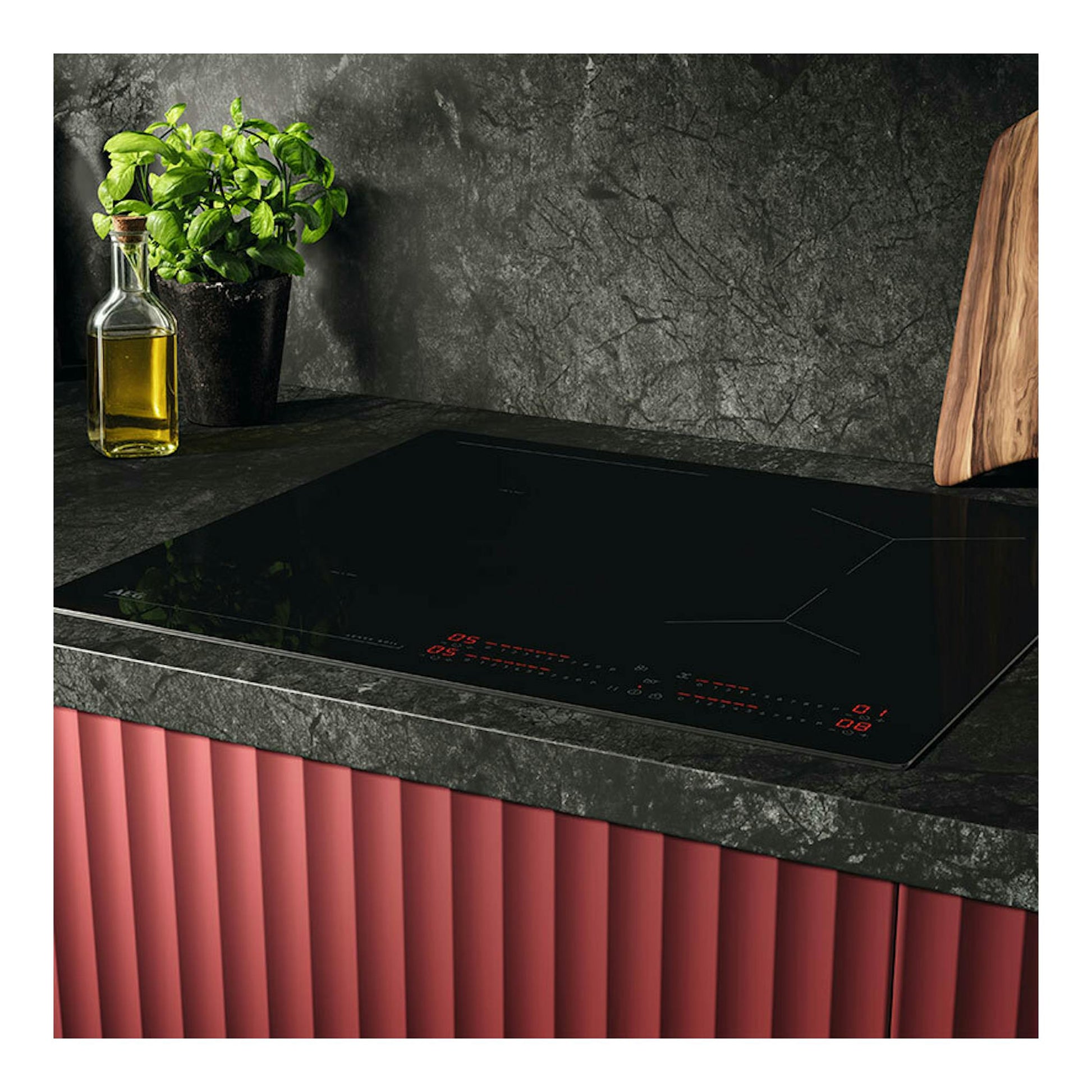 Placa de inducción AEG TI63IQ10IB negra, vista en ángulo sobre encimera de cocina.