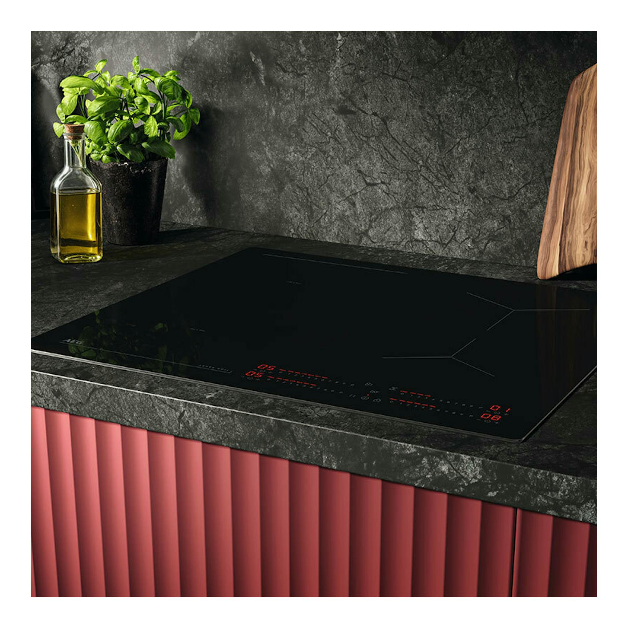 Placa de inducción AEG TI63IQ10IB negra, vista en ángulo sobre encimera de cocina.