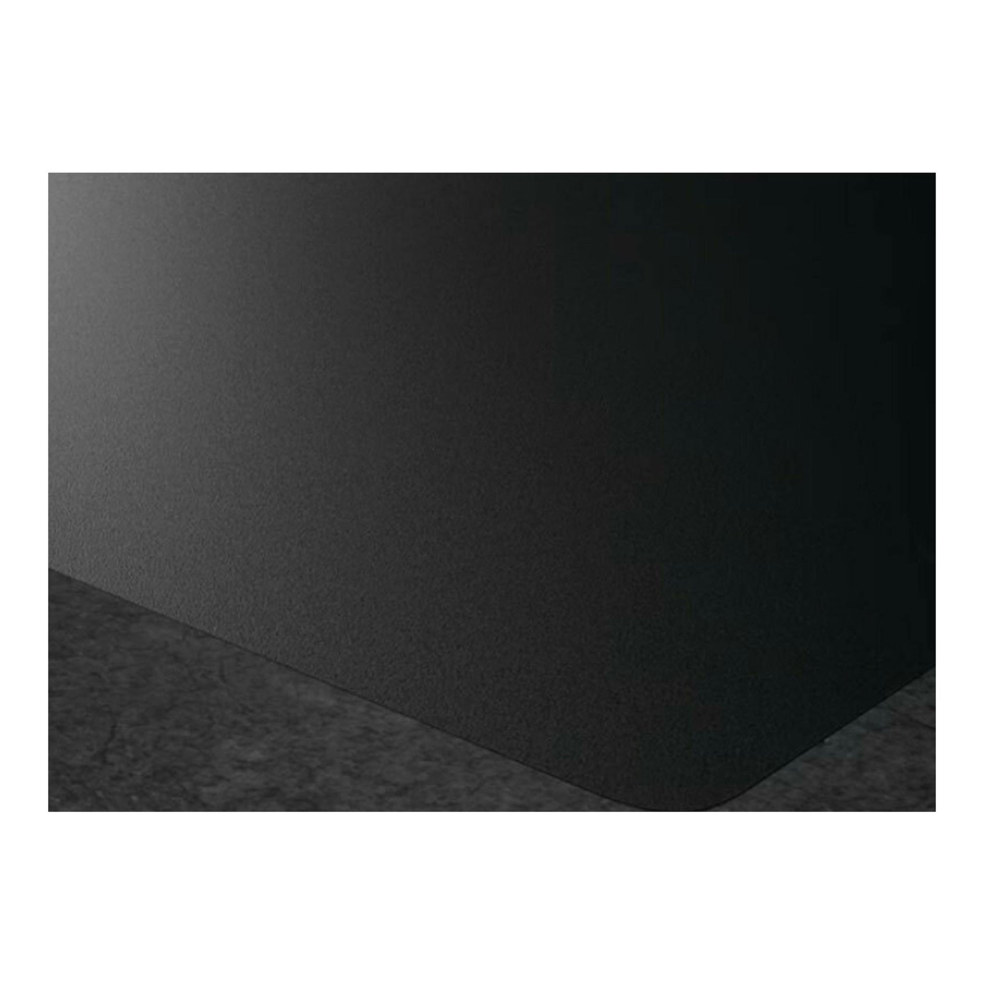 Placa de inducción AEG TI63IQ10IZ negra, vista en primer plano del borde sobre encimera gris.
