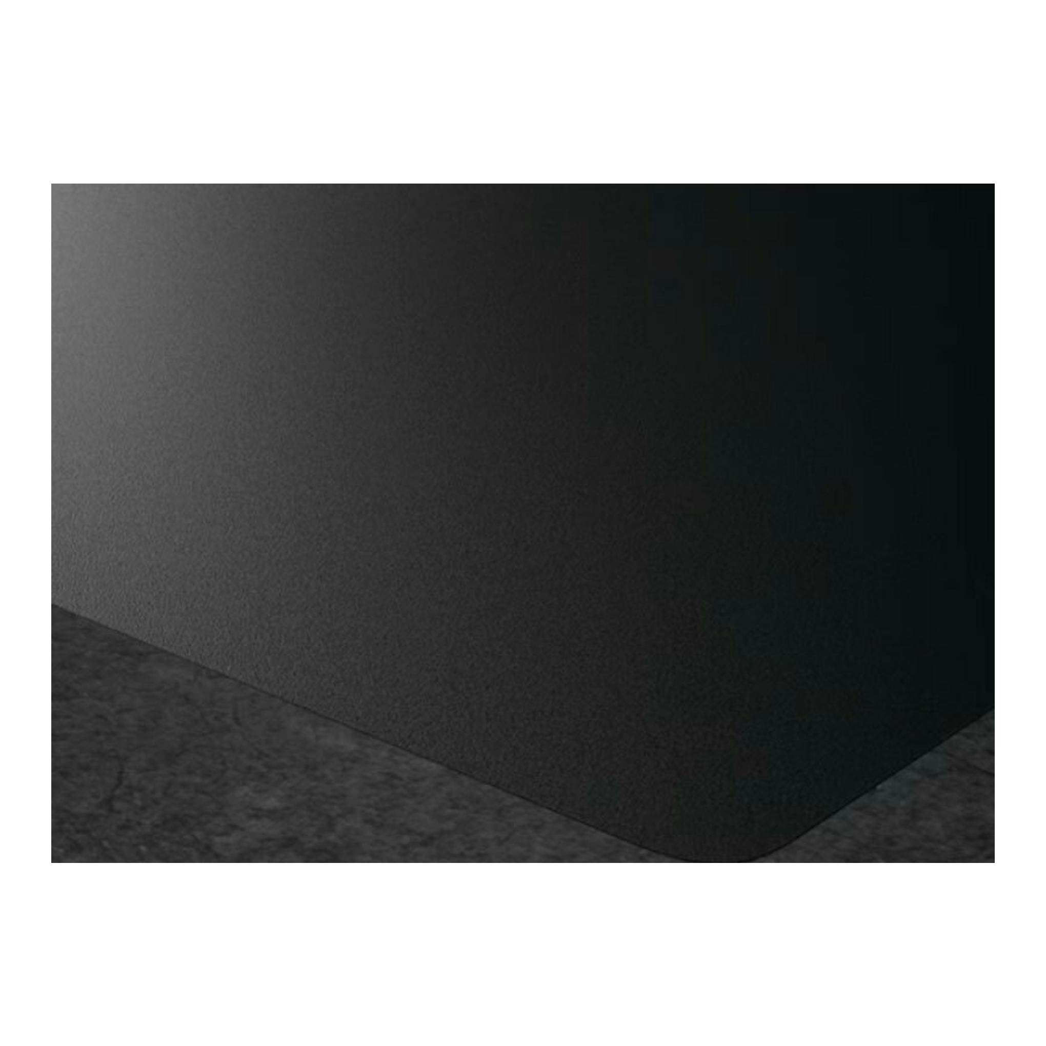Placa de inducción AEG TI63IQ10IZ negra, vista en primer plano del borde sobre encimera gris.