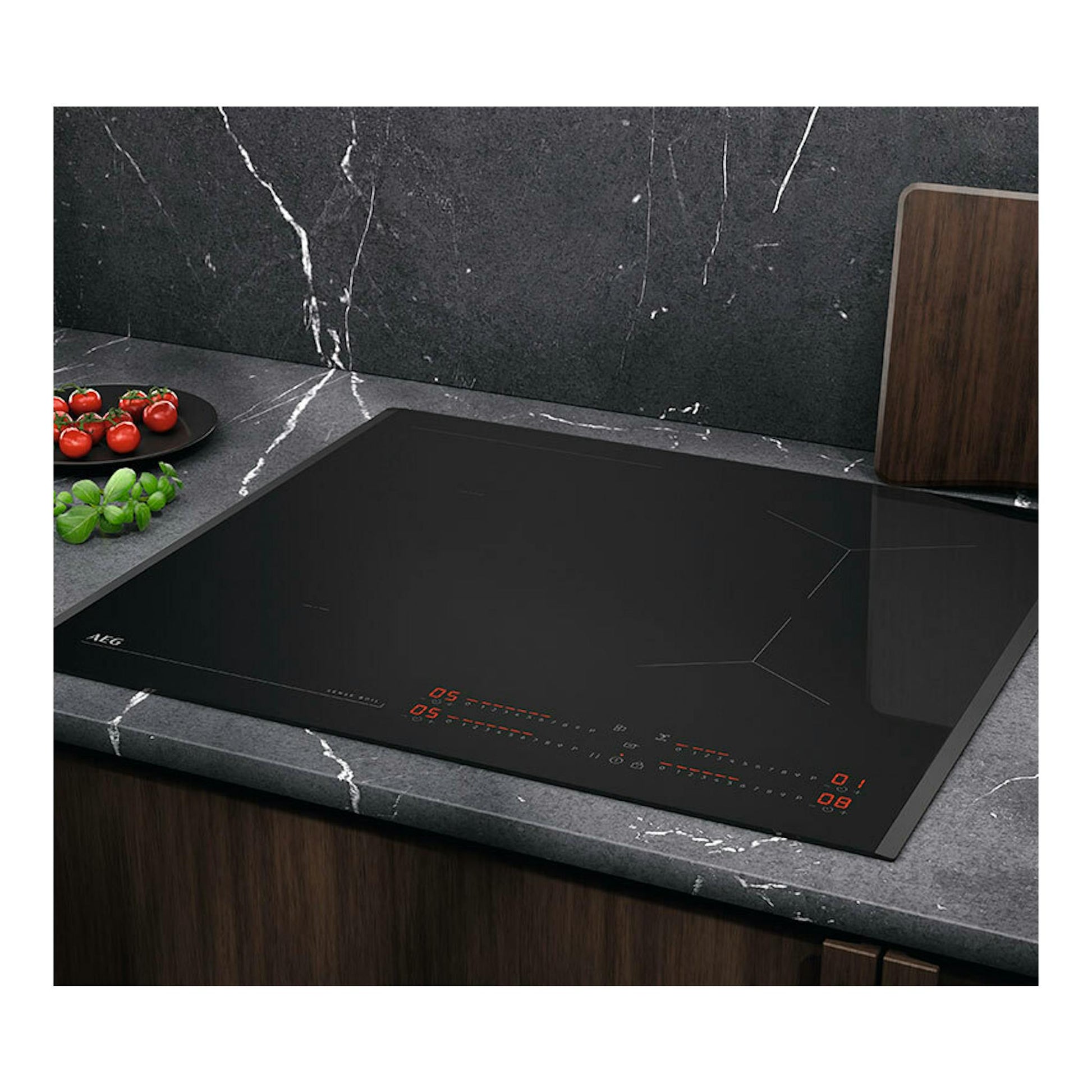 Placa de inducción AEG TI63IQ1BFB negra, vista en ángulo sobre encimera de cocina.