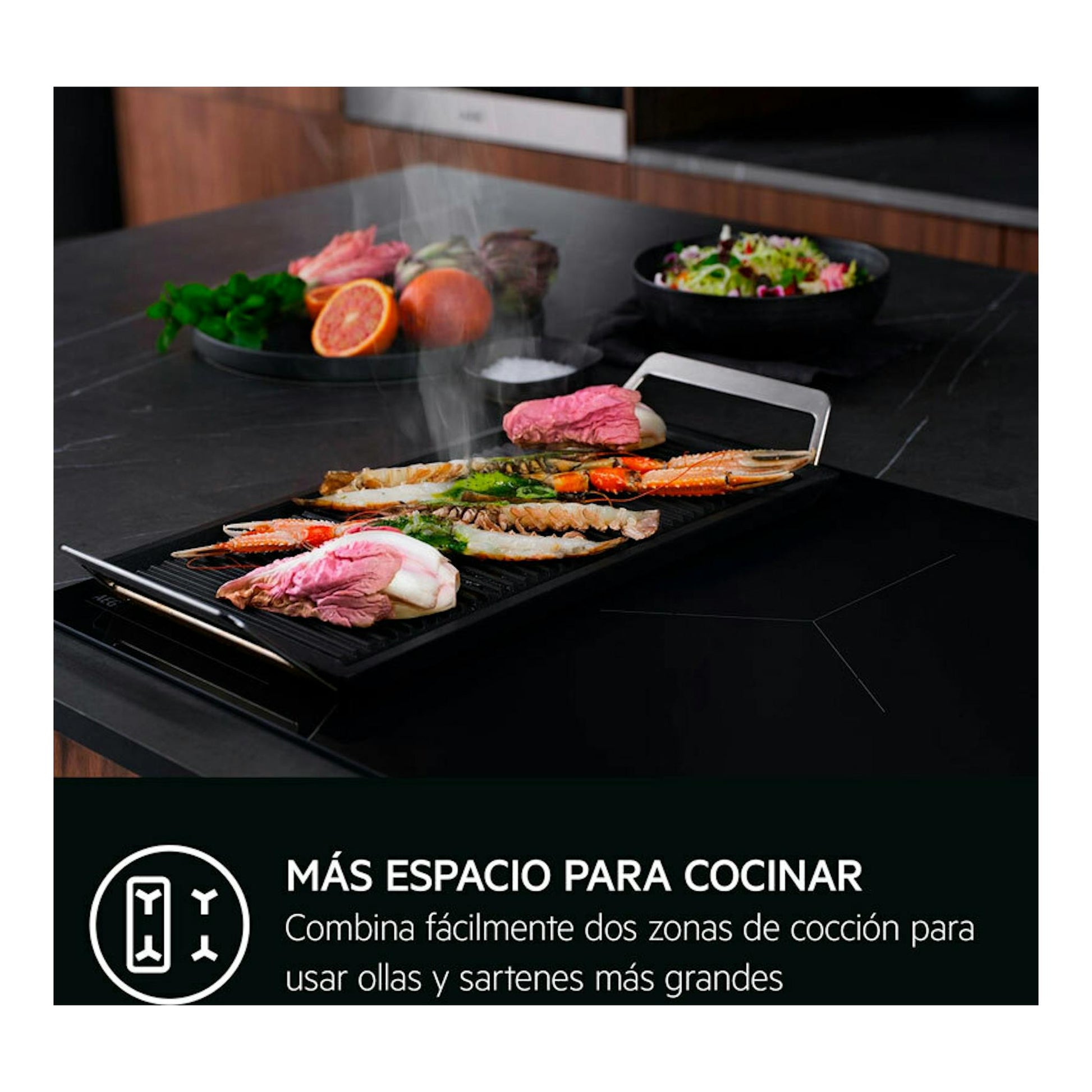 Placa de inducción AEG TI63IQ3BFB negra, en perspectiva, sobre encimera con parrilla y alimentos.