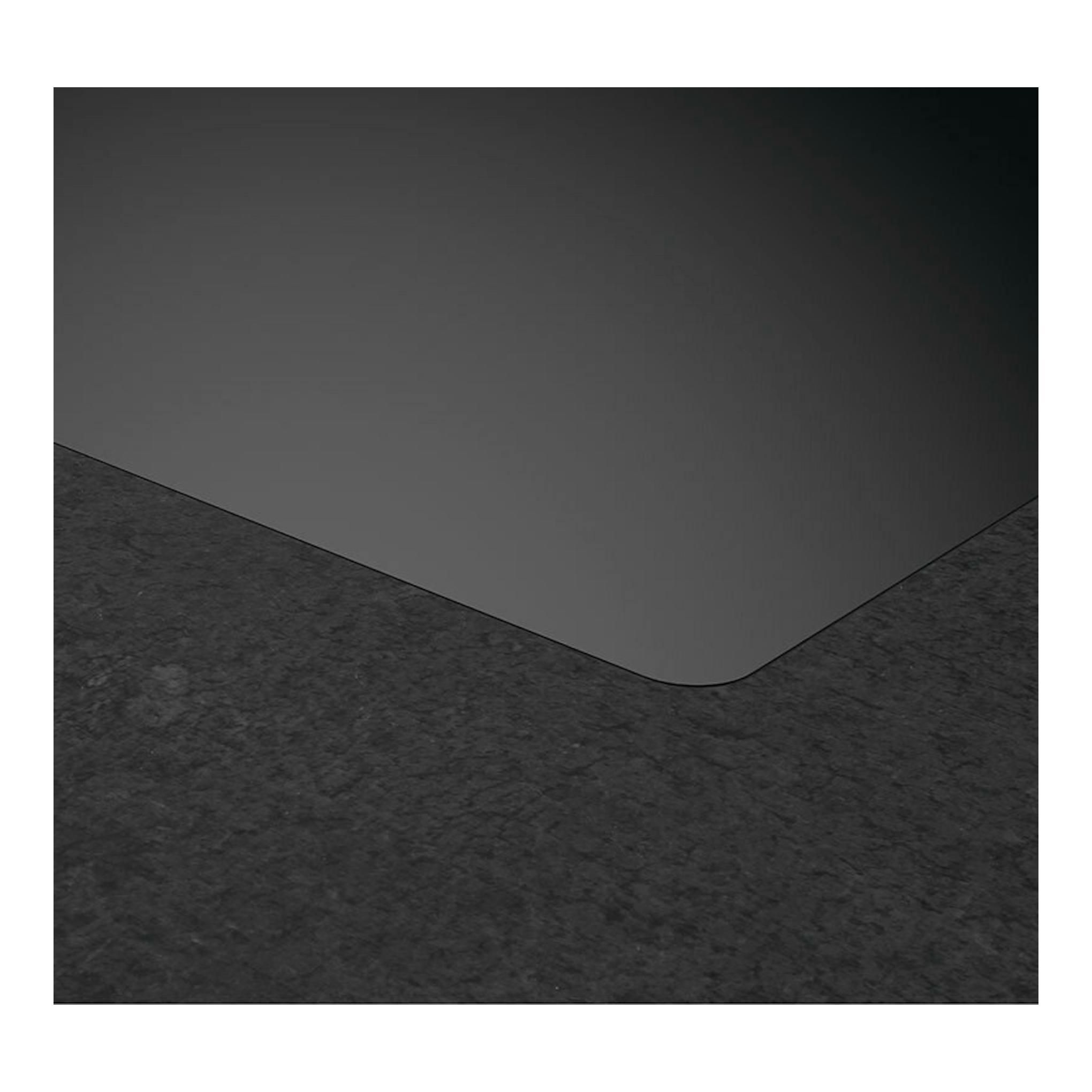 Placa de inducción AEG TI64IG00IB negra, primer plano del borde curvo sobre fondo oscuro.