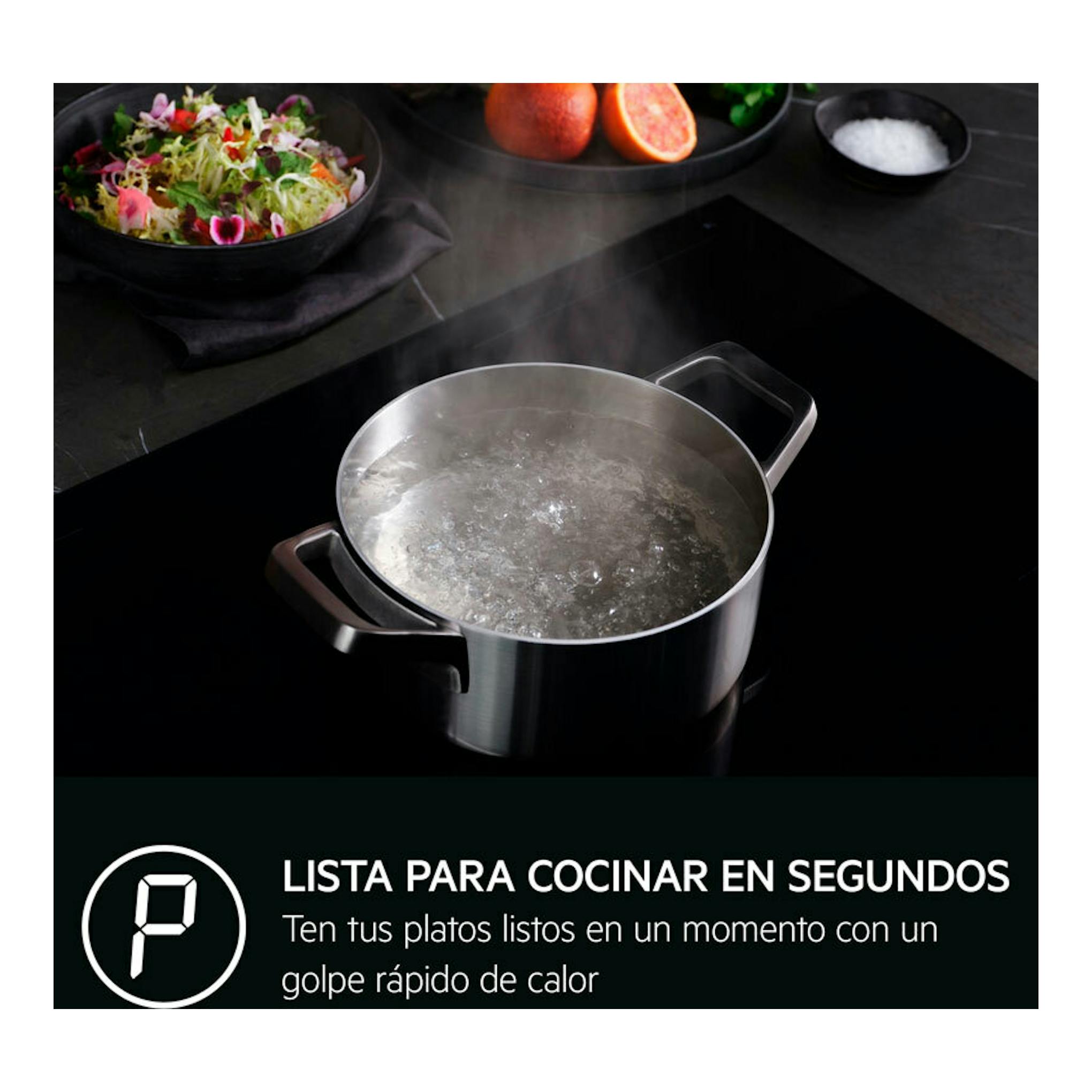 Placa de inducción AEG TN63IA00FB negra con olla hirviendo sobre la superficie, vista en ángulo.