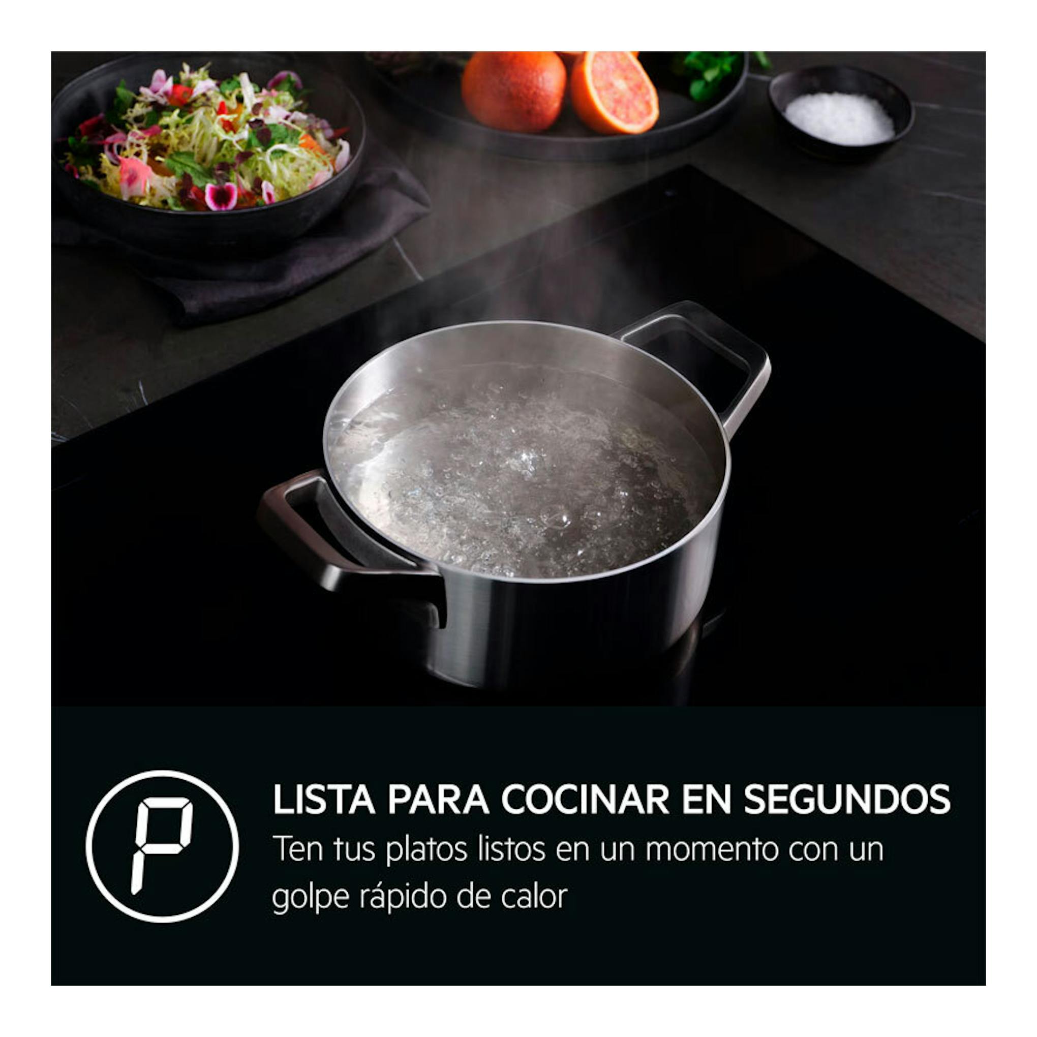 Vista parcial de una placa de inducción AEG TN63IV00CB negra con olla hirviendo.