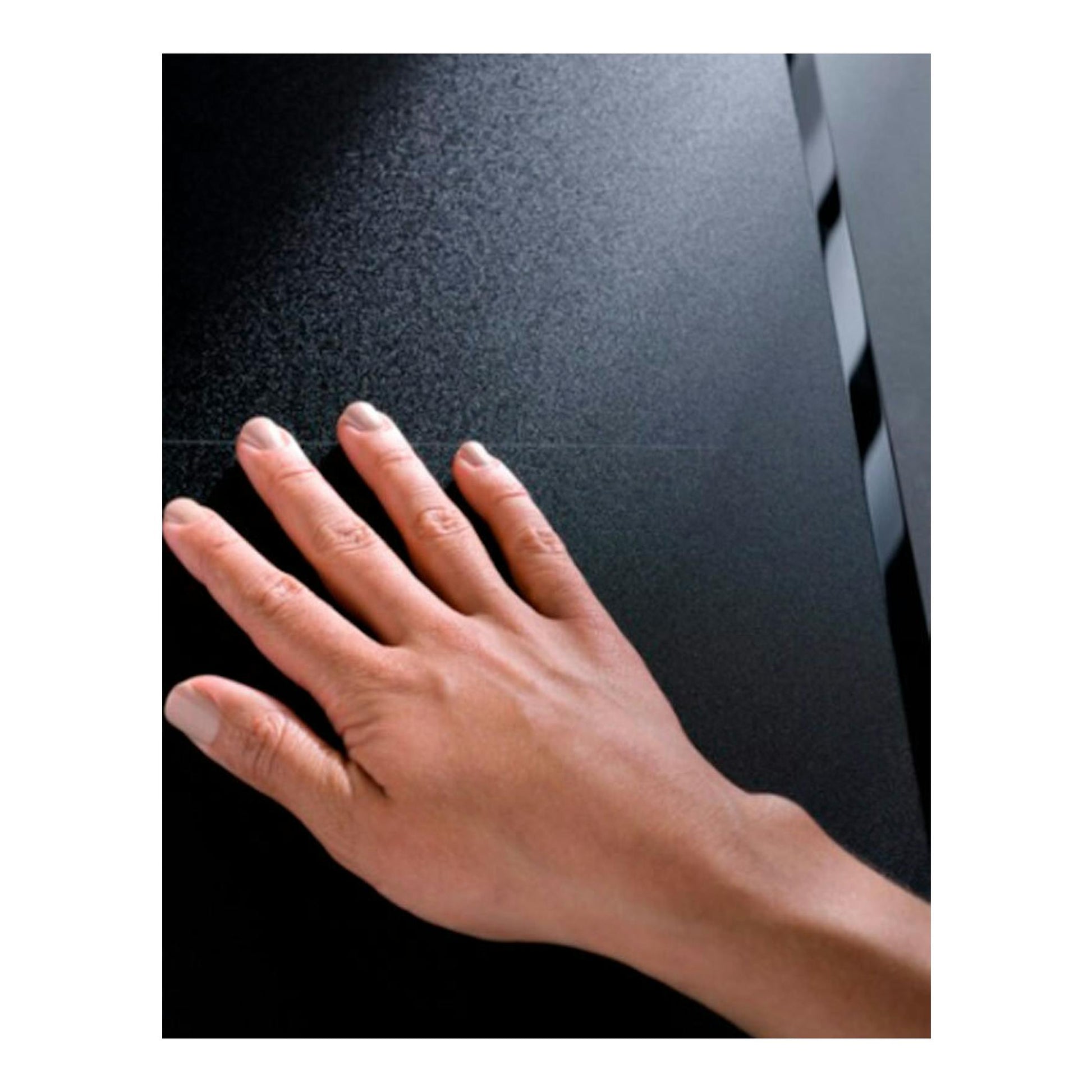 Placa de inducción AEG TN63IV00CT negra, vista cenital parcial, con una mano sobre la superficie.