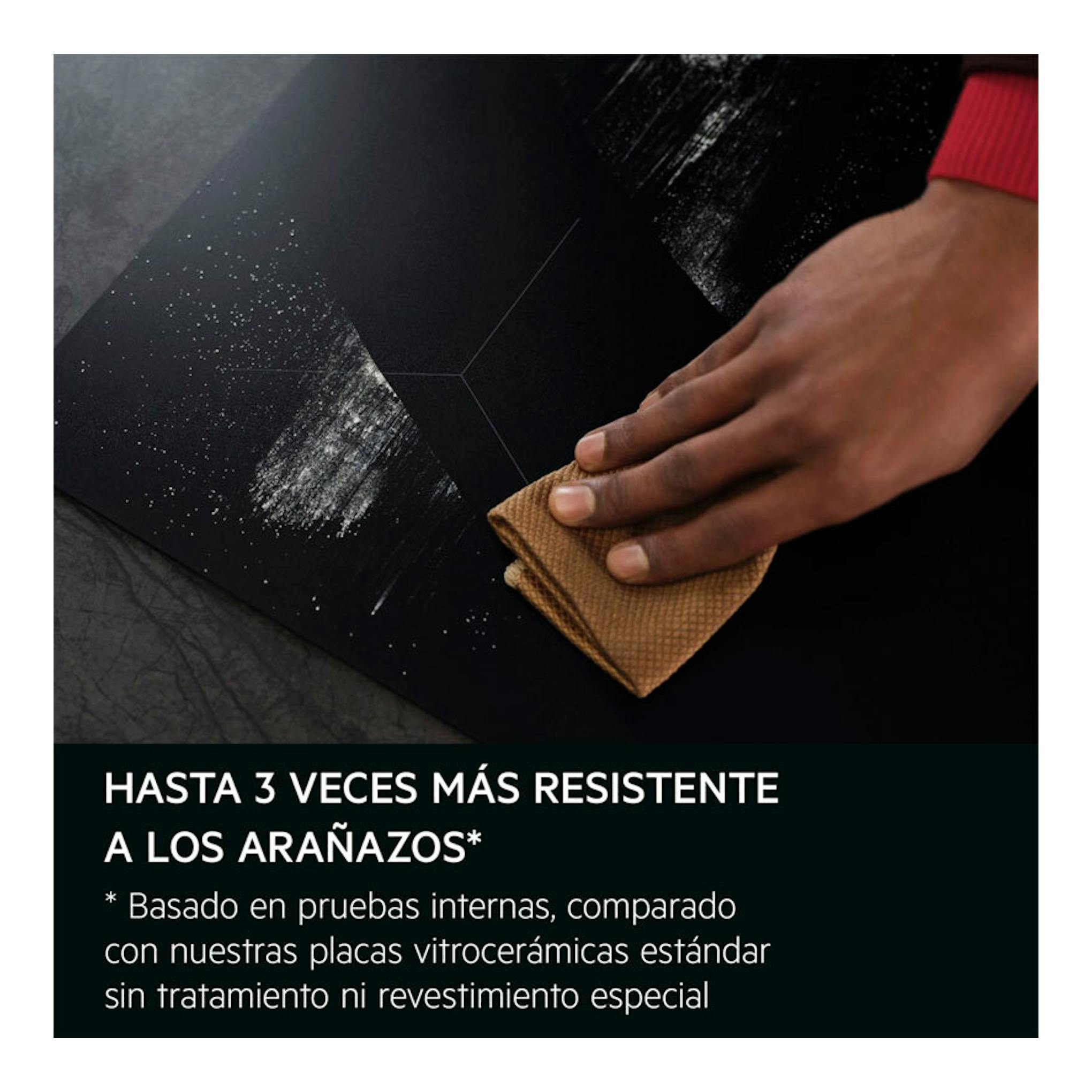 Placa de inducción AEG TN63IV0BCT negra, vista en ángulo, limpiándose con un paño.