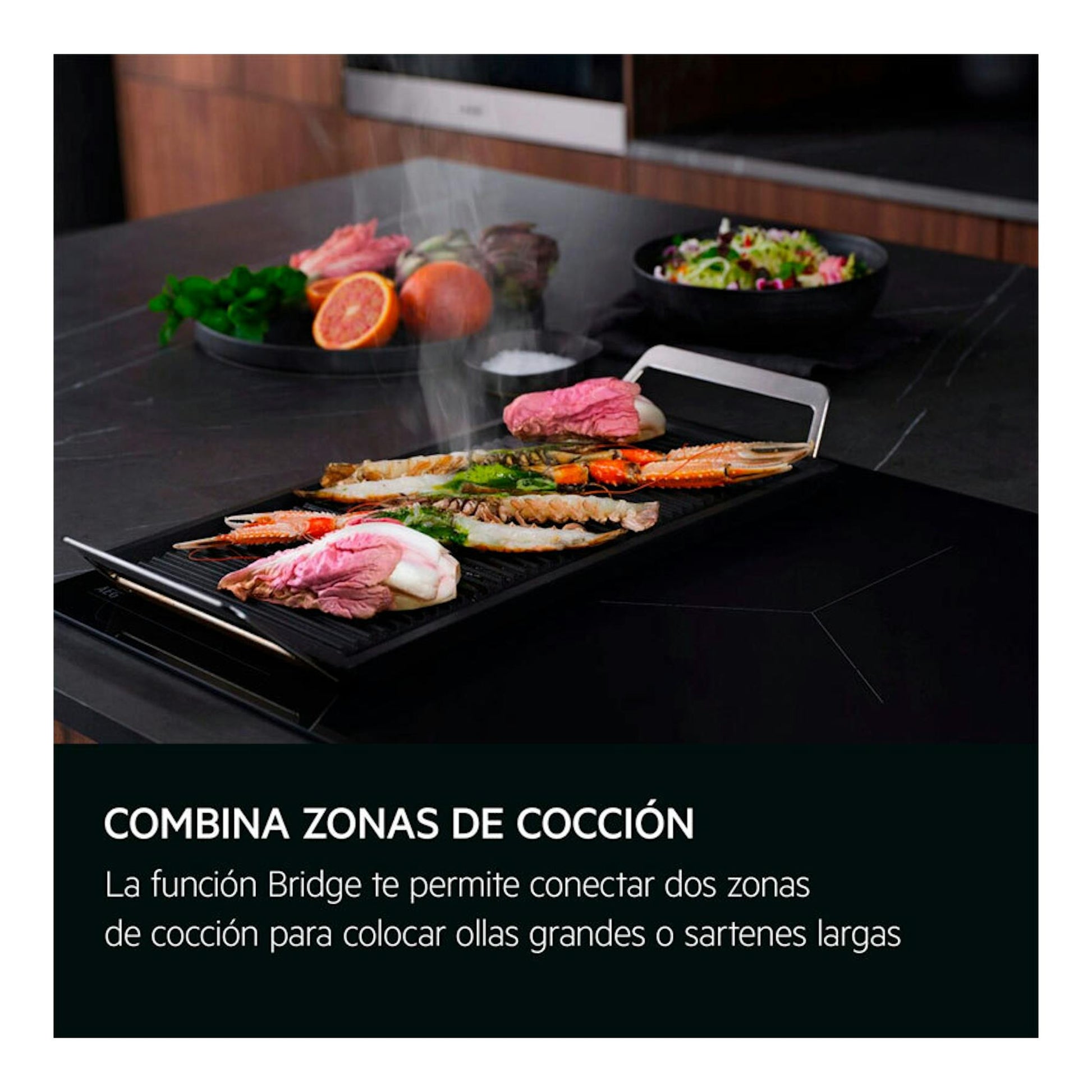 Placa de inducción AEG TO63IQ00IT, negra, vista frontal inclinada, con parrilla y alimentos encima.