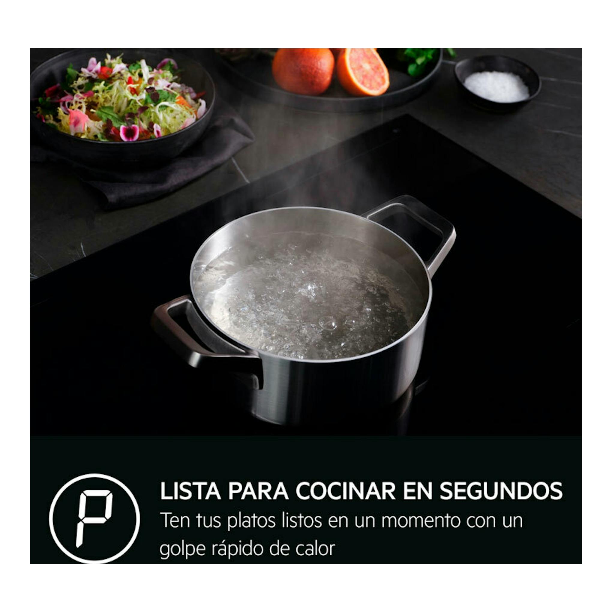 Placa de inducción AEG TO63IQ0BIB negra con una olla hirviendo sobre la superficie.