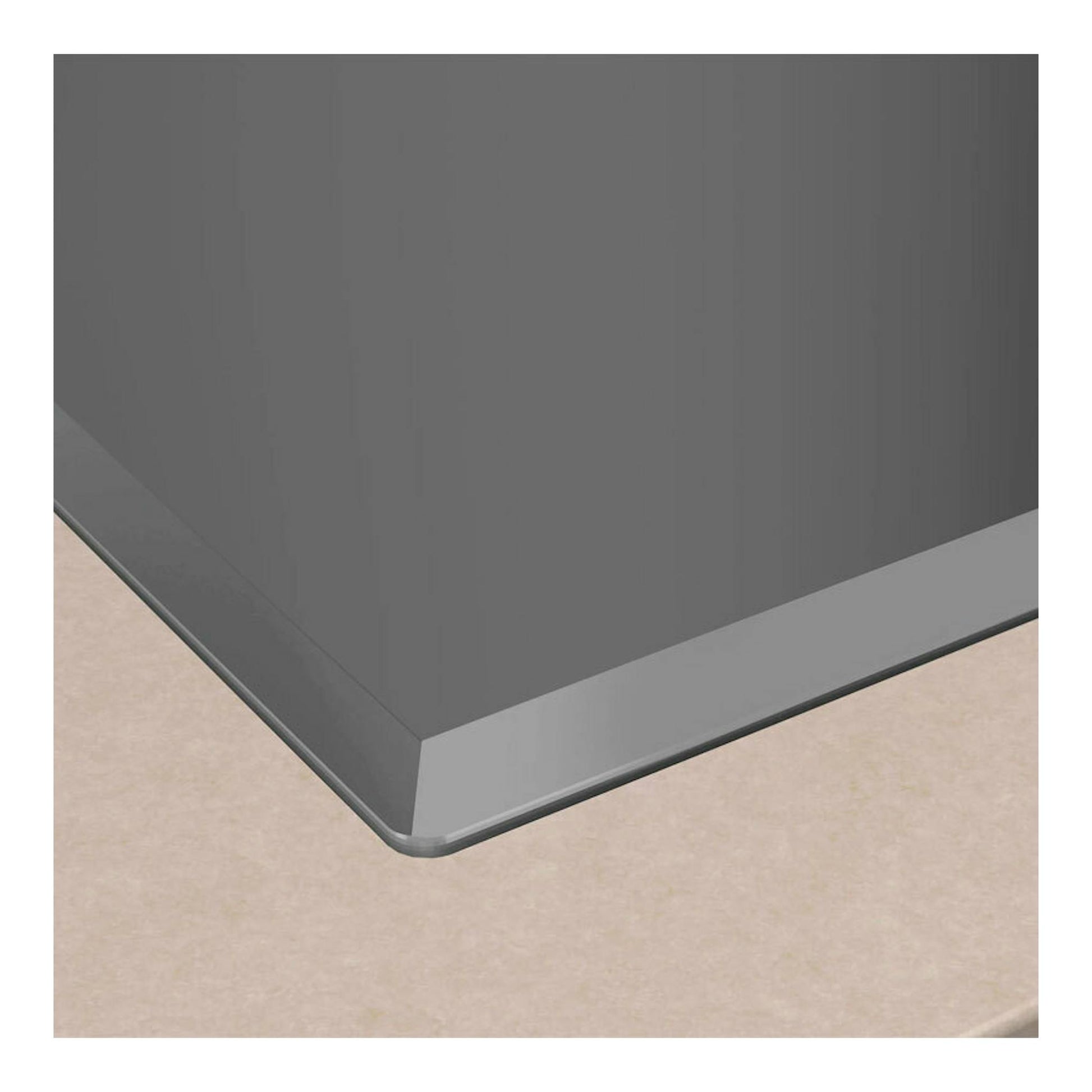 Placa de inducción Balay 3EB960AH, vista en ángulo del borde de vidrio negro sobre fondo beige.