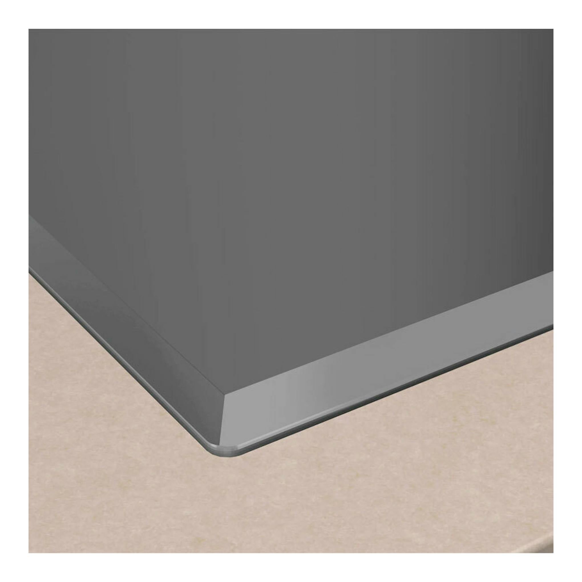 Placa de inducción Balay 3EB960AH, vista en ángulo del borde de vidrio negro sobre fondo beige.
