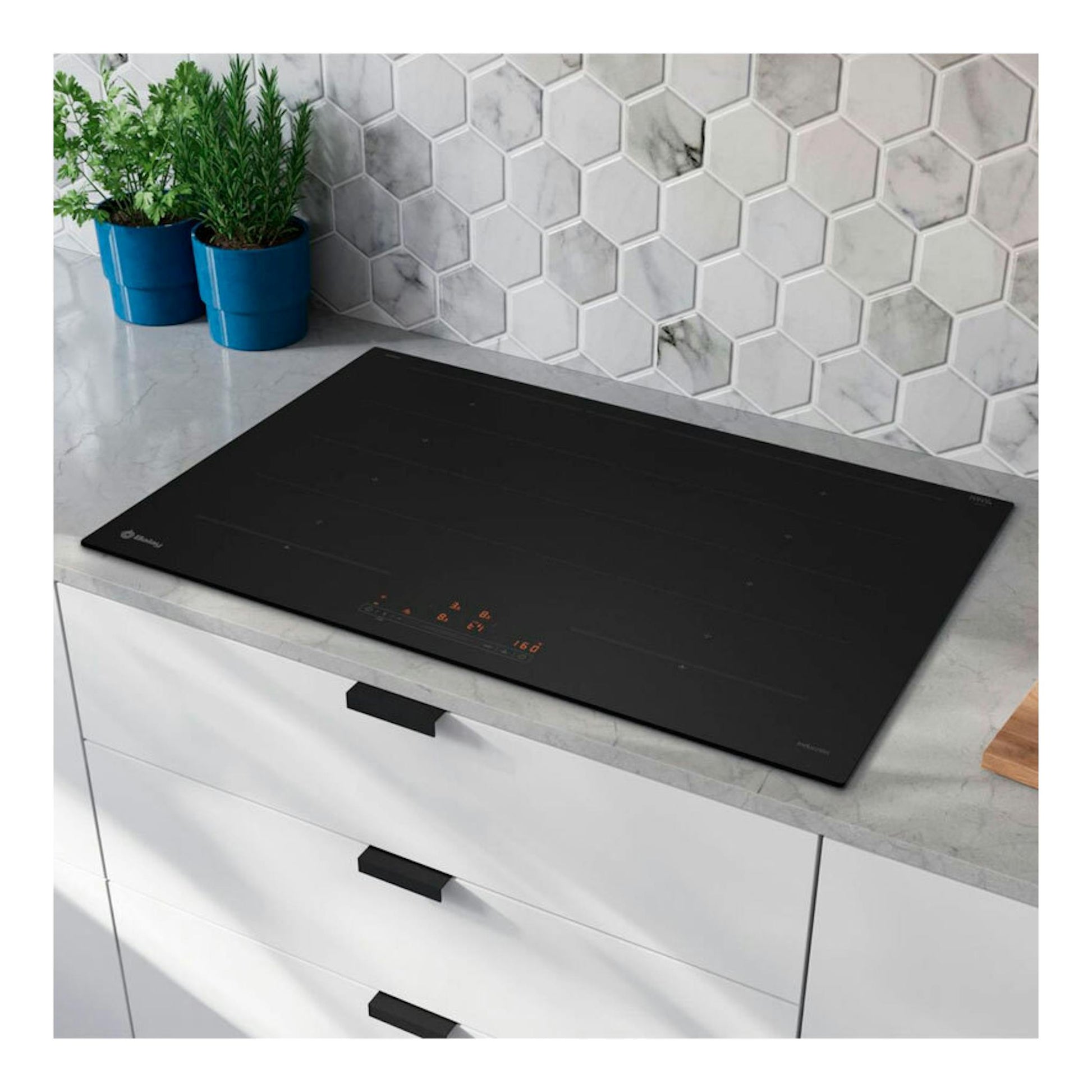 Placa de inducción Balay 3EB980MH negra, vista en ángulo sobre encimera de cocina.