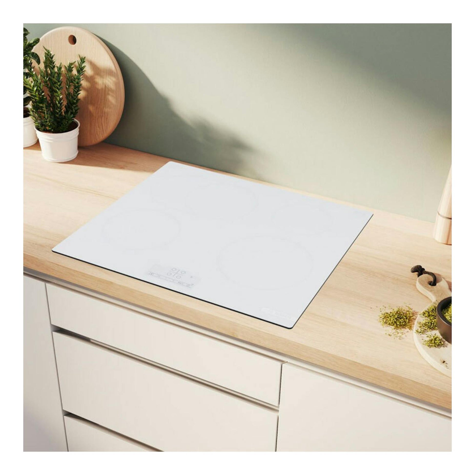 Placa de inducción Bosch PIF612BB1E blanca, vista cenital inclinada, integrada en encimera de madera.