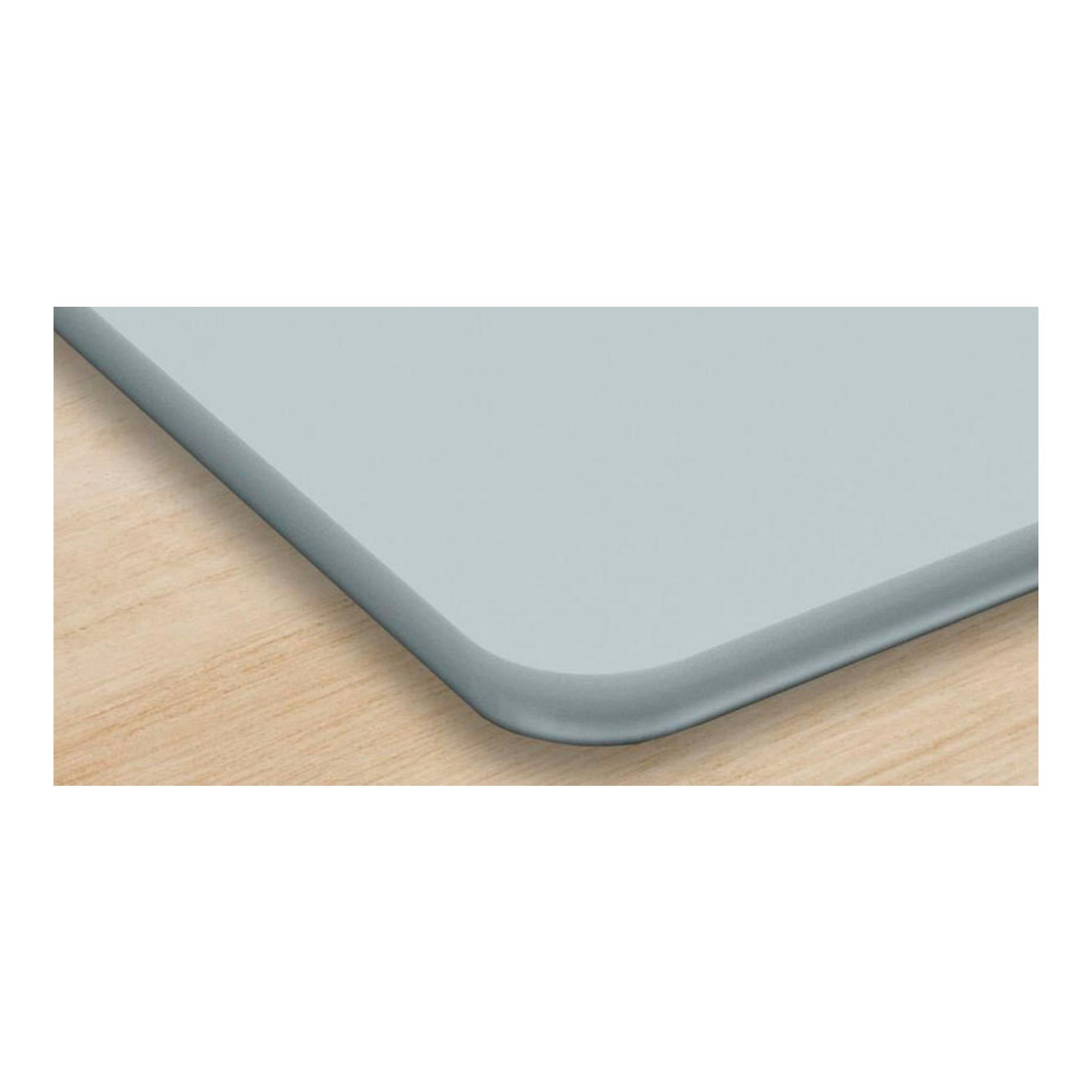 Placa de inducción Bosch PIF612BB1E, vista en primer plano de una esquina gris sobre superficie de madera.