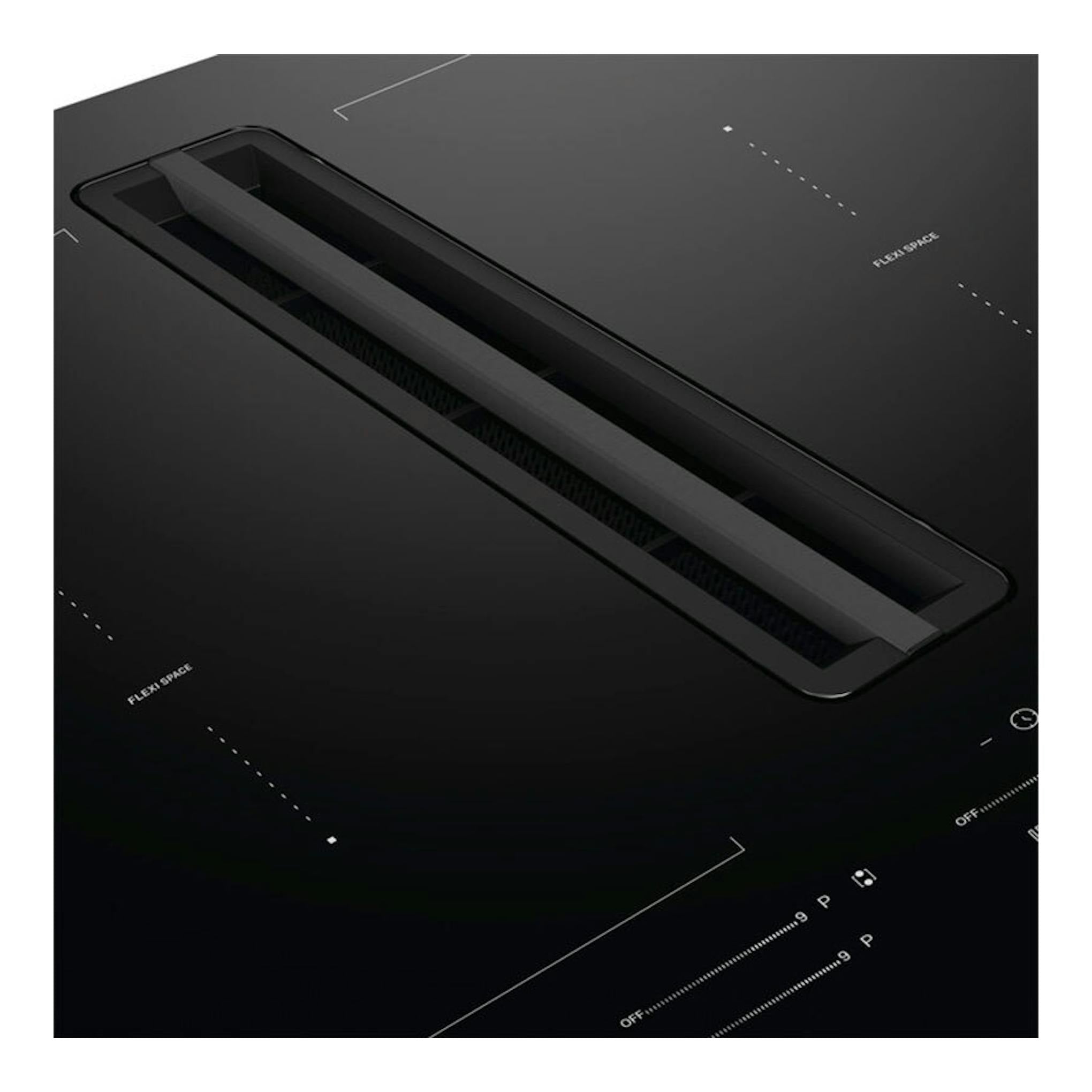 Placa de inducción negra Whirlpool WVH60FFB01 con campana integrada, vista oblicua.