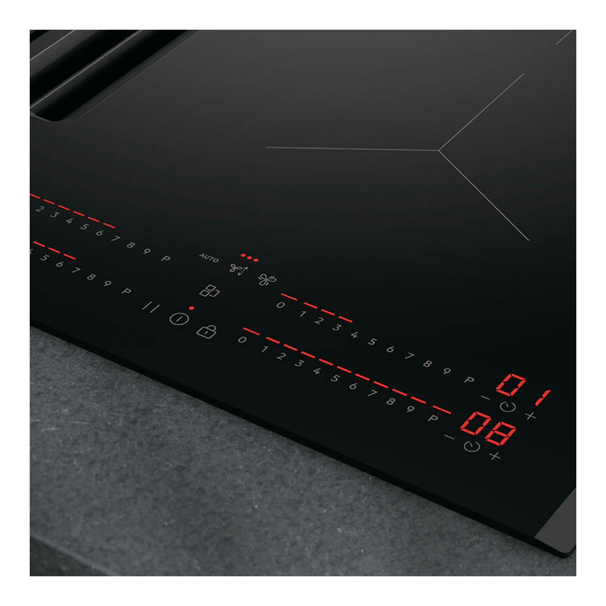 Placa de inducción AEG TH84CB03FB negra, vista en ángulo, con controles táctiles rojos.