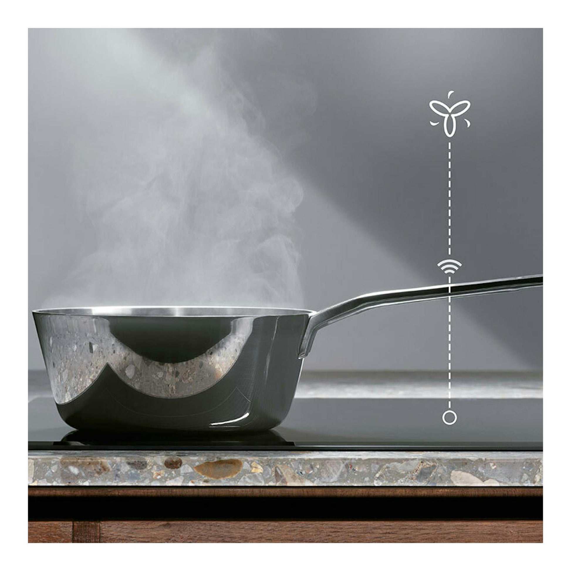 Sartén con vapor sobre placa de inducción negra Electrolux EIV633, vista frontal.