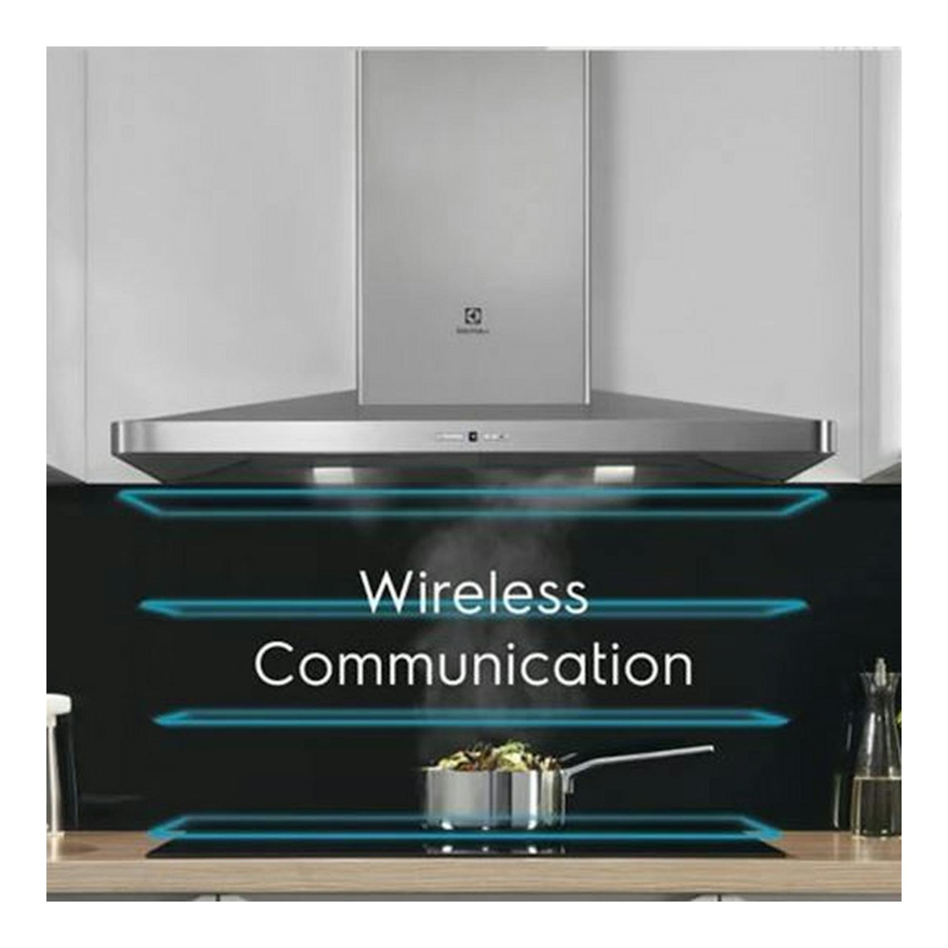 Placa de inducción negra Electrolux LIT60342, vista frontal, con una olla y campana extractora.