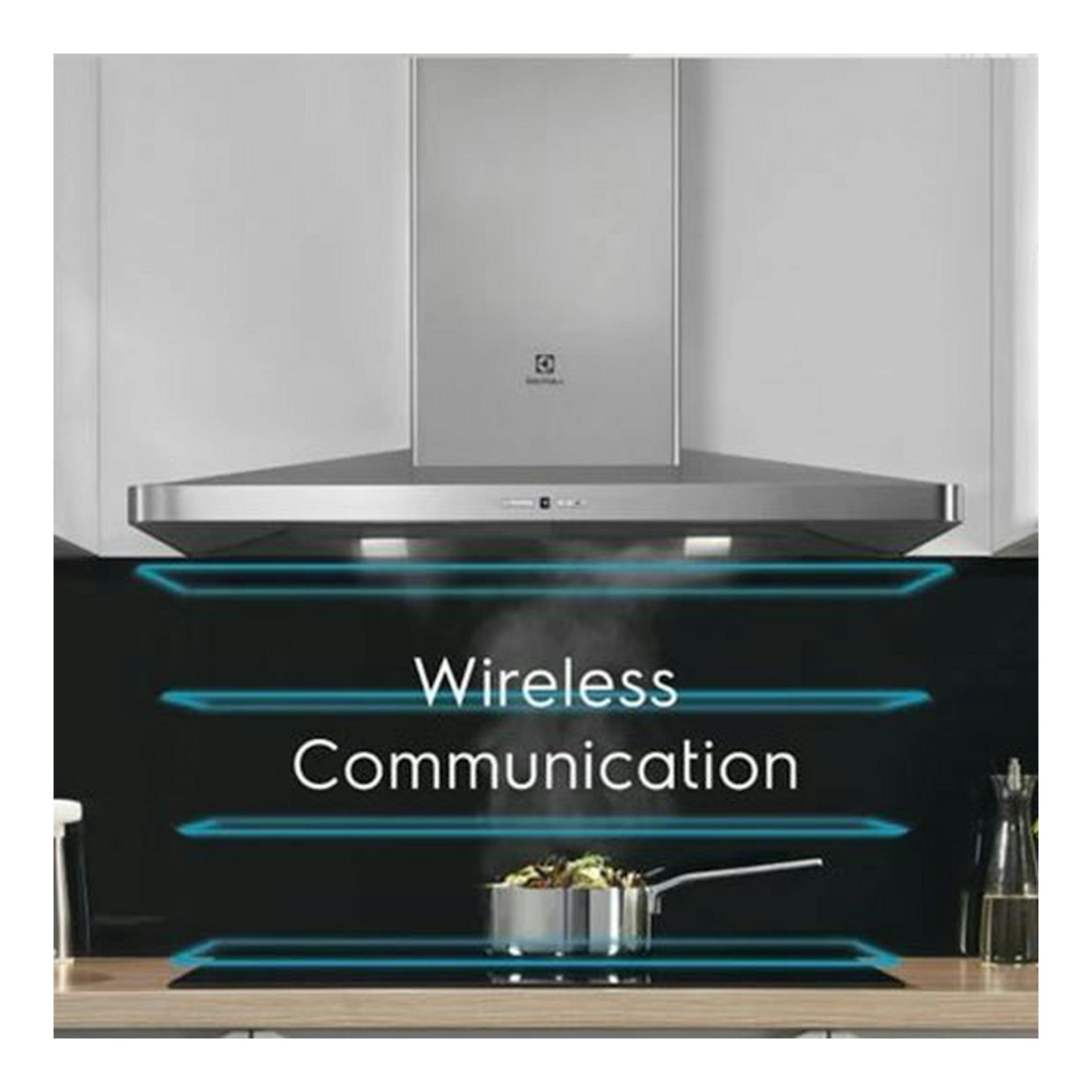Placa de inducción negra Electrolux LIT60342, vista frontal, con una olla y campana extractora.