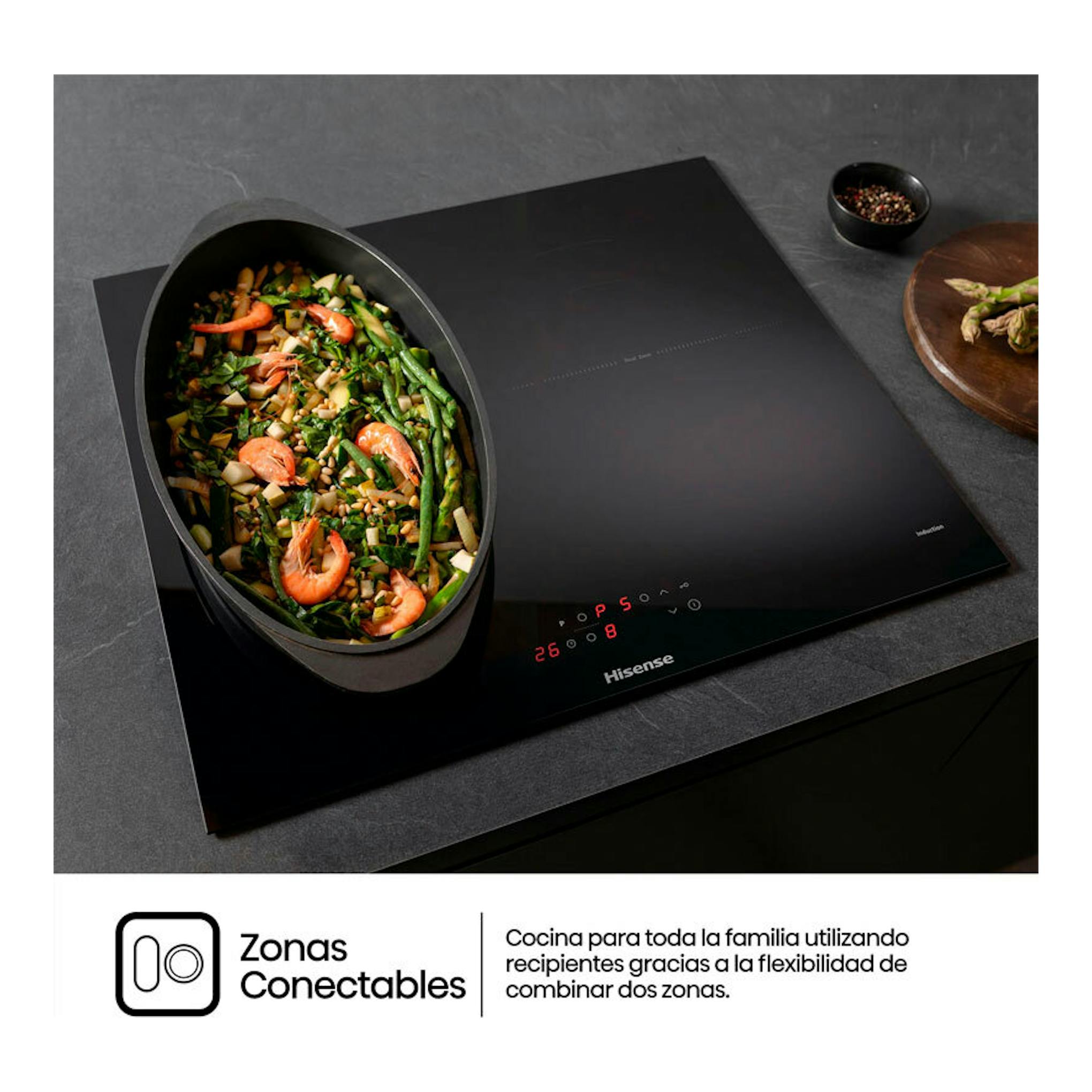 Placa de inducción negra Hisense HI6321BSCE en vista en ángulo, con cacerola y panel táctil iluminado.